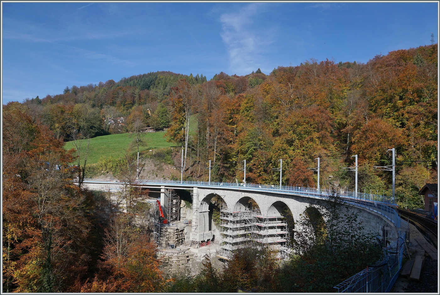 La DER de la Saison / Das Saison Ende der Blonay Chamby Bahn 2024 - Ein Blick auf das Baye de Clarens Viadukt, bei welchem die Sanierung nun schon weit fortgeschritten ist. Es wird interessant sein wie sich das Viadukt bei der Saison Eröffnung 2025 präsentieren wird. 

27. Okt. 2024