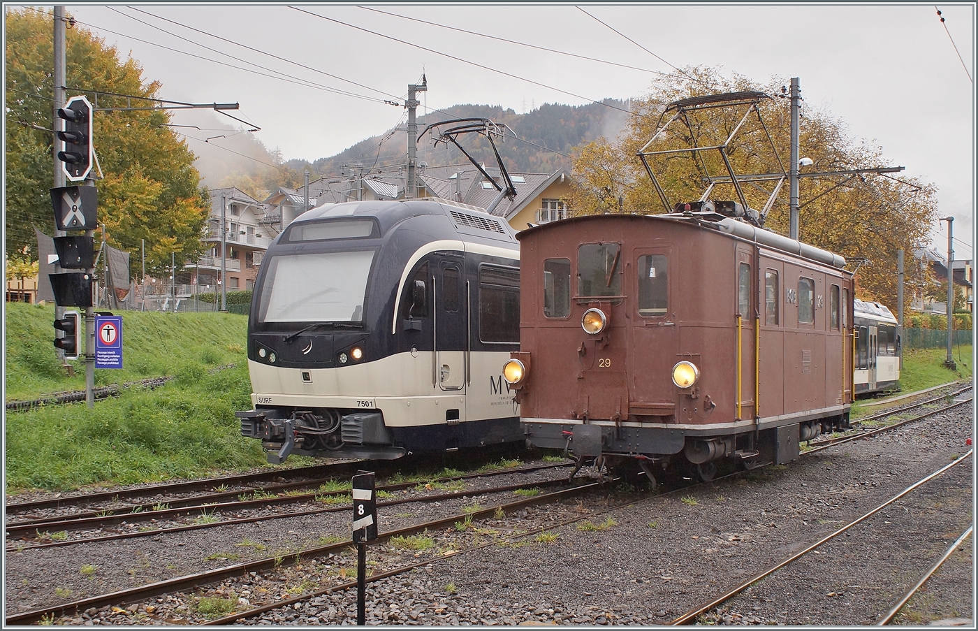 La DER de la Saison / Das Saison Ende der Blonay Chamby Bahn 2025 - Seit einigen Jahren zeigt die Blonay Chamby Bahn zum Saison Ende mit einem verdichteten Fahrplan noch einmal ihre herrlichen Fahrzeuge im Einsatz: Noch einmal die BOB HGe 3/3 N° 29 der Blonay Chamby Bahn in Blonay. 

25. OKt. 2025