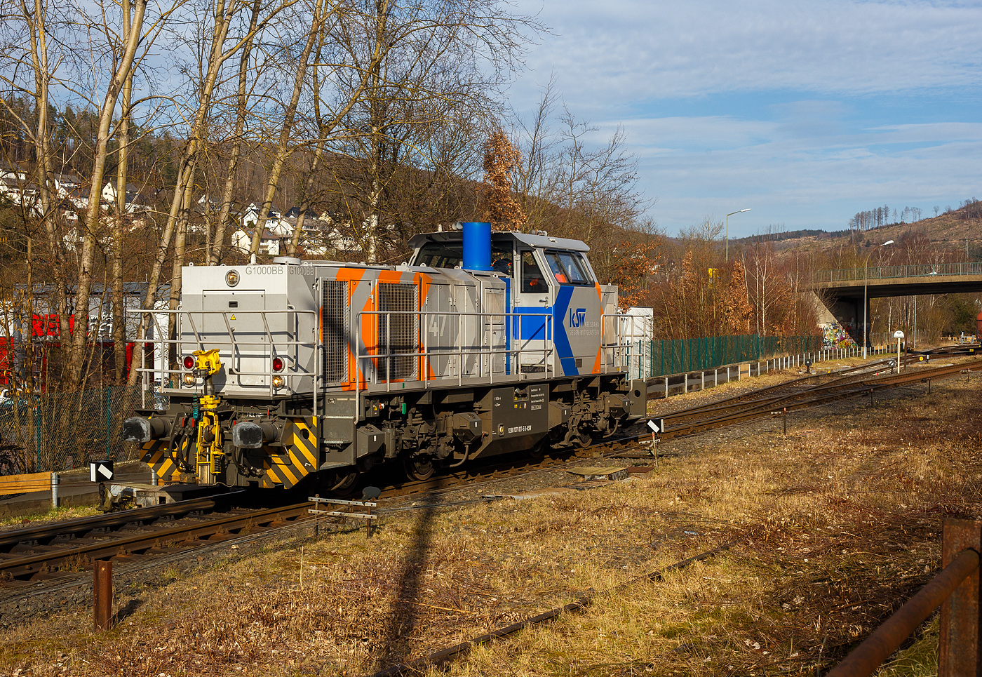 Lange waren wegen dem Bewuchs von hier keine Fotos möglich, nun wurde wieder freigeschnitten.
Die KSW 47 (92 80 1271 027-5 D-KSW), ex D 2 der HFM, eine Vossloh G 1000 BB der KSW (Kreisbahn Siegen-Wittgenstein), verlässt am 21 Februar 2025 als Lokzug (solo) den KSW-Rangierbahnhof (Betriebsstätte FGE - Freien Grunder Eisenbahn) und fährt über die DB Strecke Hellertalbahn in Richtung Betzdorf/Sieg.