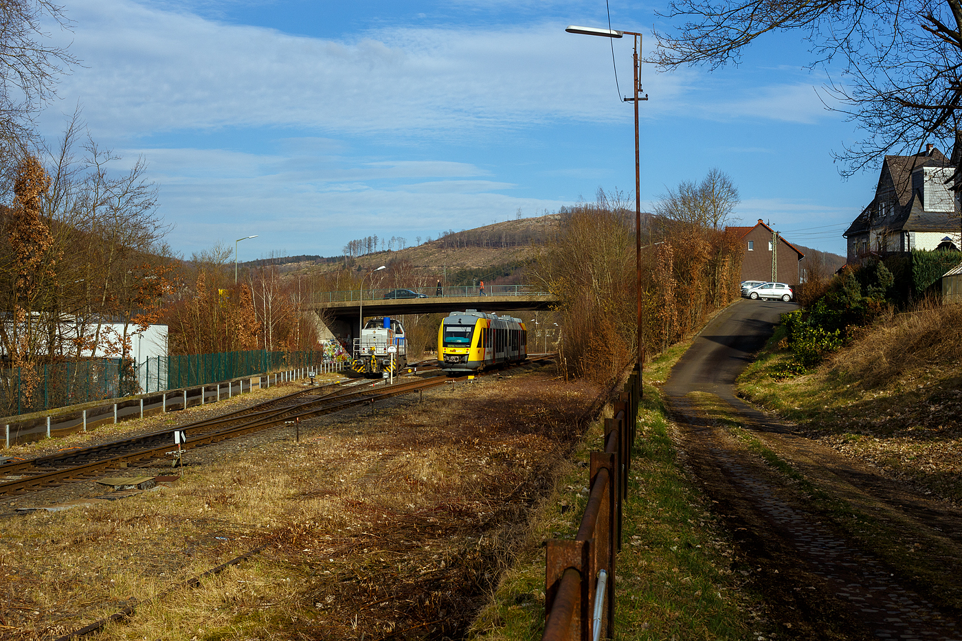 Lange waren wegen dem Bewuchs von hier keine Fotos möglich, nun wurde wieder freigeschnitten. 
Herdorf am 21 Februar 2025: Links steht die KSW 47 (92 80 1271 027-5 D-KSW), ex D 2 der HFM, eine Vossloh G 1000 BB der KSW (Kreisbahn Siegen-Wittgenstein), bevor sie in Richtung Betzdorf/Sieg losfahren kann, passiert recht der in Richtung Neunkirchen fahrende VT 259 (95 80 0648 159-1 D-HEB / 95 80 0648 659-0 D-HEB) ein Alstom Coradia LINT 41 der HLB (Hessische Landesbahn), als RB 96  Hellertalbahn (Betzdorf – Herdorf – Neunkirchen).