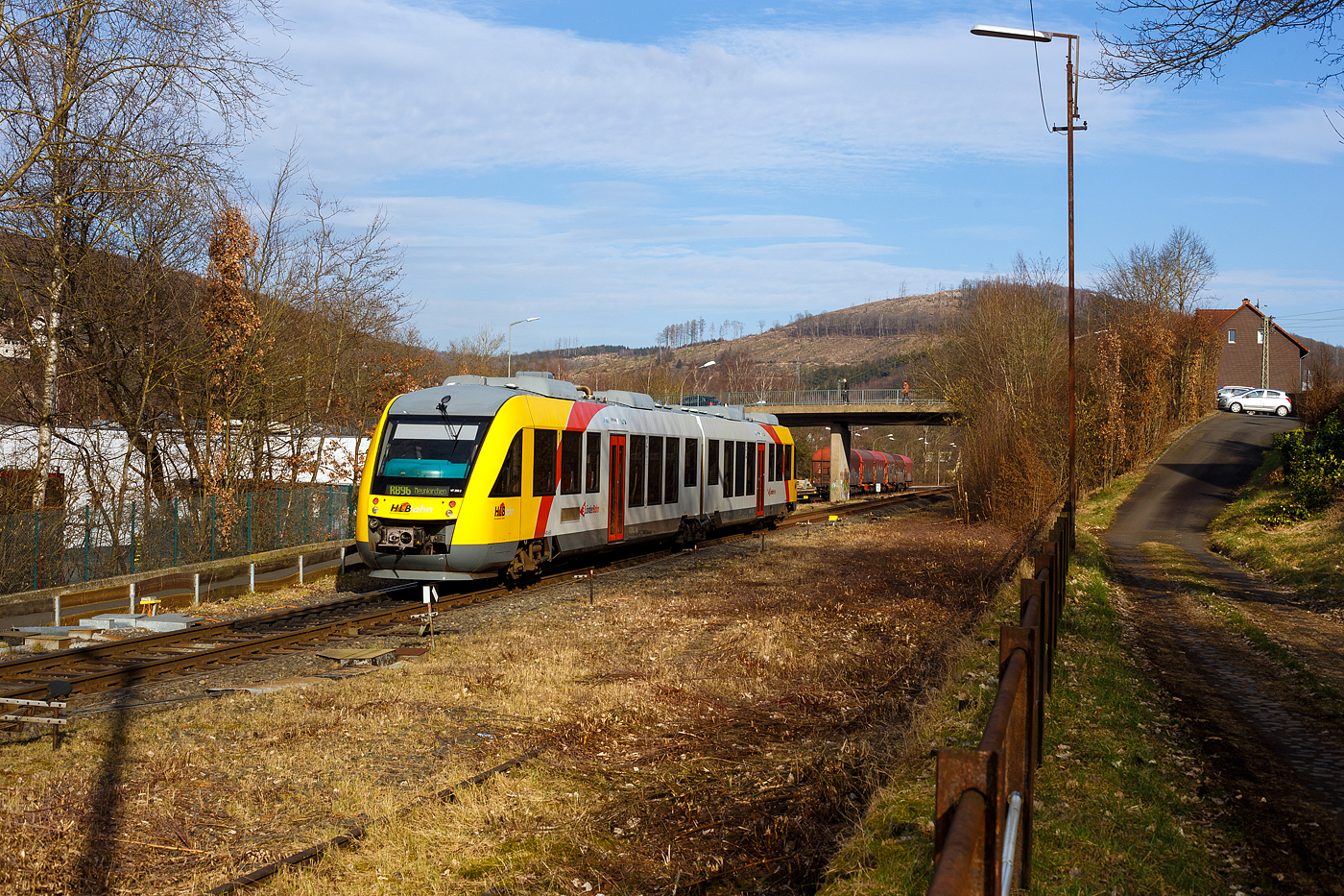 Lange waren wegen dem Bewuchs von hier keine Fotos möglich, nun wurde wieder freigeschnitten.
Der VT 259 (95 80 0648 159-1 D-HEB / 95 80 0648 659-0 D-HEB) ein Alstom Coradia LINT 41 der HLB (Hessische Landesbahn), hat am 21 Februar 2025 den Bahnhof Herdorf verlassen und fährt, als RB 96  Hellertalbahn  (Betzdorf – Herdorf – Neunkirchen), weiter in Richtung Neunkirchen.

Der Alstom Coradia LINT 41 wurde 2004 von der ALSTOM Transport Deutschland GmbH (ex LHB) in Salzgitter-Watenstedt unter der Fabriknummer 1188-009 für die vectus Verkehrsgesellschaft mbH gebaut, mit dem Fahrplanwechsel am 14.12.2014 wurden alle Fahrzeuge der vectus Eigentum der HLB.