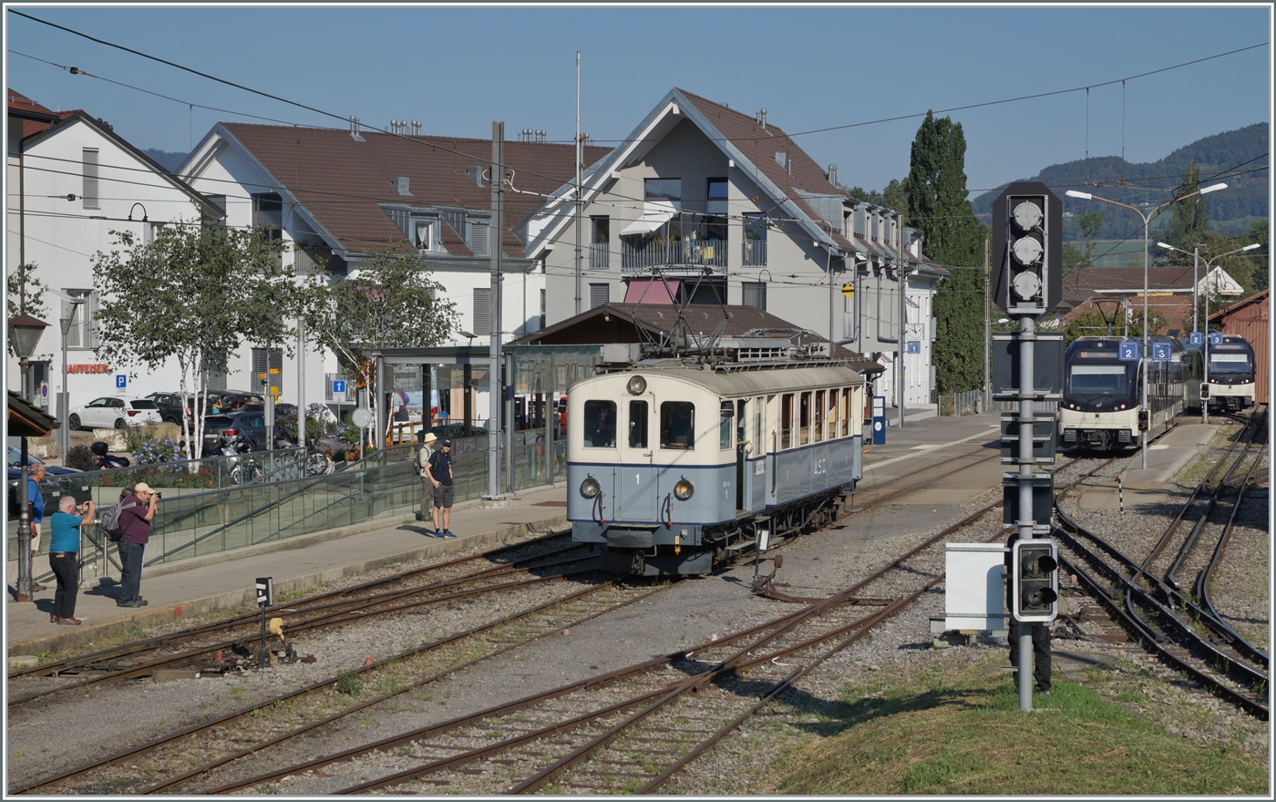  Le Chablais en fête  bei der Blonay Chamby Bahn. Die Eröffnung des ersten Teilstückes der Bex - Villars vor 125 Jahren, sowie die vor 80 Jahren erfolgte Fusion einiger Strecken im Chablais war der Anlass  zum diesjährigen Herbstfestivals  Le Chablais en fête. Als besondere Attraktion zeigt sich der ASD BCFe 4/4 N° 1  TransOrmonan  der TPC mit seinem B 35 als Gastfahrzeug. Das Bild zeigt den 1913 gebauten und 1940 umgebauten BCFe 4/4 N° 1 beim Rangieren in Blonay. 

9. September 2023