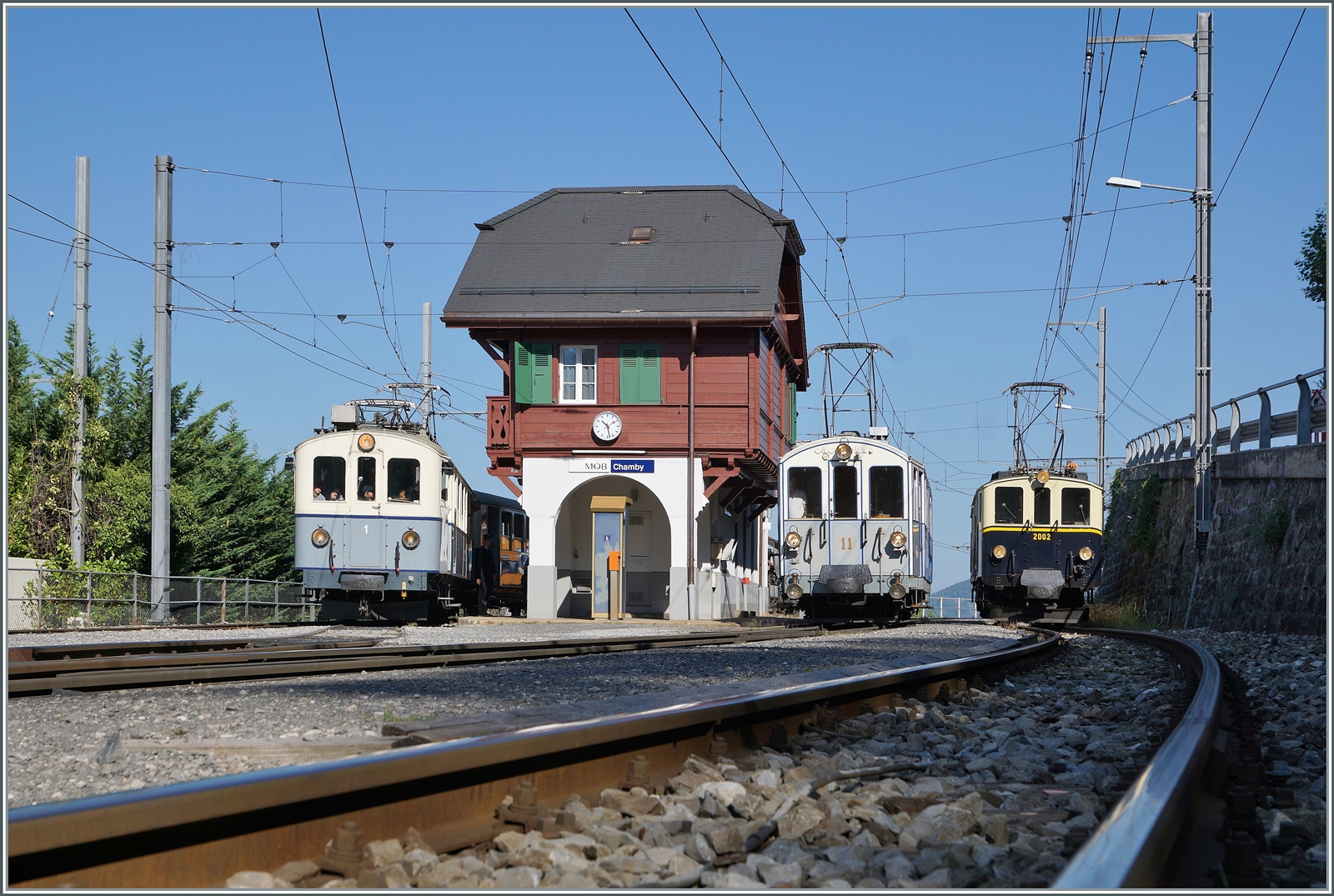  Le Chablais en fête  bei der Blonay Chamby Bahn. Die Eröffnung des ersten Teilstückes der Bex - Villars Bahn vor 125 Jahren, sowie die vor 80 Jahren erfolgte Fusion einiger Strecken im Chablais waren der Anlass zum diesjährigen Herbstfestivals  Le Chablais en fête. Als besondere Attraktion zeigt sich der ASD BCFe 4/4 N° 1  TransOrmonan  der TPC mit seinem B 35 als Gastfahrzeug. 

Eine grosse und bestens organisierte Überraschung gab es heute Morgen in Chamby: Das Bild zeigt den 1913 gebauten und 1940 umgebauten ASD BCFe 4/4 N° 1 auf der Fahrt von Blonay nach Chaulin (links im Bild) und die beiden MOB BCFe 4/4 N° 11 (Baujahr 1905) und DZe 6/6 2002 (Baujahr 1932), beide heute bei Blonay-Chamby Bahn, bei einer feinen Fahrzeugparade zwischen zwei MOB/MVR Zügen in Chamby. 

10. September 2023