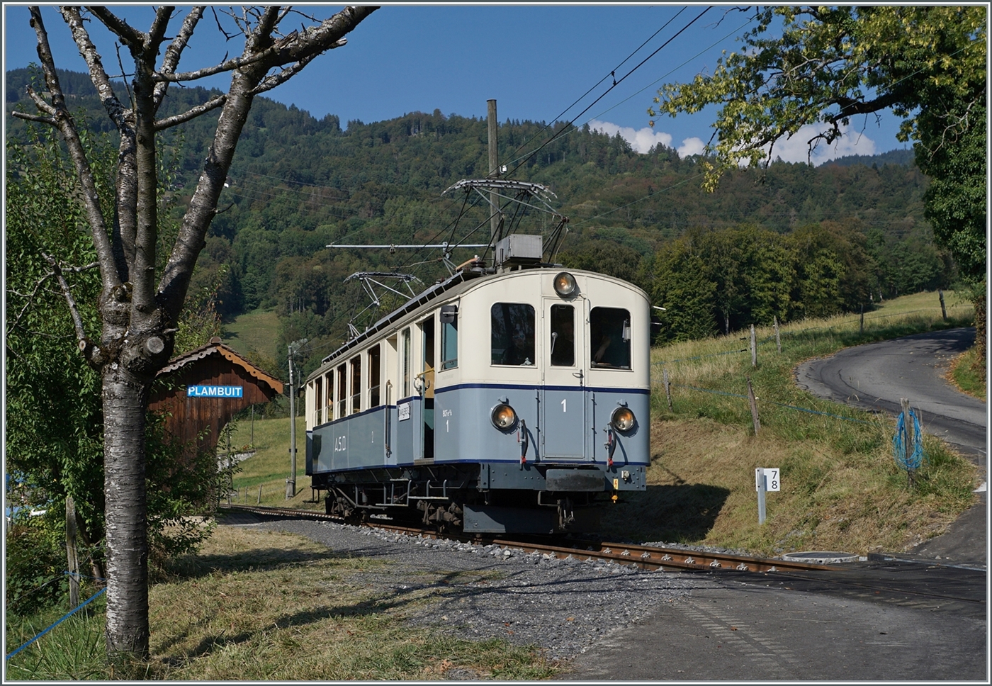  Le Chablais en fête  bei der Blonay Chamby Bahn. Der bestens gepflegte ASD BCFe 4/4 N° 1 bei seiner  Rund -Fahrt von Chaulin nach Cornaux und Chamby und zurück nach Chaulin beim Fotohalt in  Plambuit  resp. Cornaux. 

9. September 2023