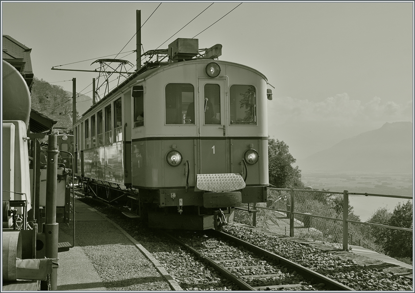  Le Chablais en fête  bei der Blonay Chamby Eisenbahn. Die Eröffnung des ersten Teilstückes der Bex - Villars vor 125 Jahren, sowie die vor 80 Jahren erfolgte Fusion einiger Strecken im Chablais war der Anlass zum diesjährigen Herbstfestivals  Le Chablais en fête. Als besondere Attraktion zeigt sich der ASD BCFe 4/4 N° 1  TransOrmonan  der TPC mit seinem B 35 als Gastfahrzeug. Das Bild zeigt den 1913 gebauten und 1940 umgebauten BCFe 4/4 N° 1 in Chamby. 

9. September 2023