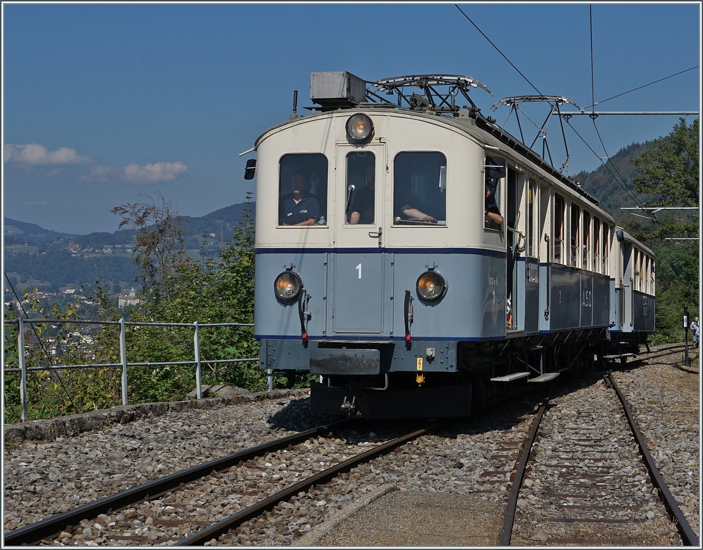  Le Chablais en fête  bei der Blonay Chamby Eisenbahn. Die Eröffnung des ersten Teilstückes der Bex - Villars vor 125 Jahren, sowie die vor 80 Jahren erfolgte Fusion einiger Strecken im Chablais war der Anlass zum diesjährigen Herbstfestivals  Le Chablais en fête. Als besondere Attraktion zeigt sich der ASD BCFe 4/4 N° 1  TransOrmonan  der TPC mit seinem B 35 als Gastfahrzeug. Das Bild zeigt den 1913 gebauten und 1940 umgebauten BCFe 4/4 N° 1 mit dem B 35 in Chamby

9. September 2023