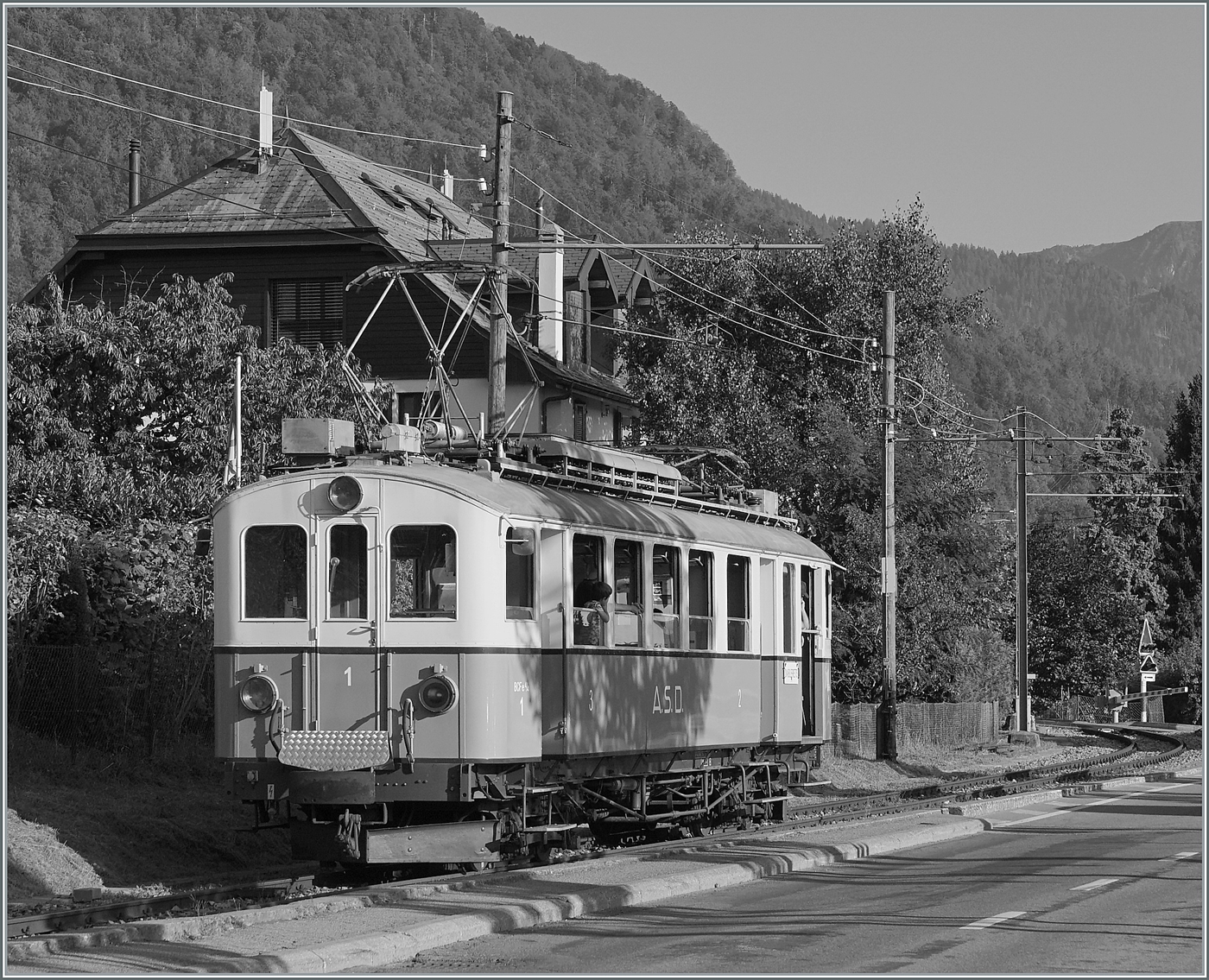 Le Chablais en fête  bei der Blonay Chamby Bahn. Die Eröffnung des ersten Teilstückes der Bex - Villars Bahn vor 125 Jahren, sowie die vor 80 Jahren erfolgte Fusion einiger Strecken im Chablais waren der Anlass zum diesjährigen Herbstfestivals  Le Chablais en fête. Als besondere Attraktion verkehrte der ASD BCFe 4/4 N° 1  TransOrmonan  der TPC mit seinem B 35 als Gastfahrzeug auf der Blonay-Chamby Bahn. Das Bildzeigt den ASD BCFe 4/4 N° 1 nach der Abfahrt in Blonay auf dem Weg nach Chaulin, wobei ich hier nicht nur S/W wählte, sondern das Bild auch so zuschnitt, dass möglichst alles  moderne  nicht zu sehen ist.

10. September 2023 