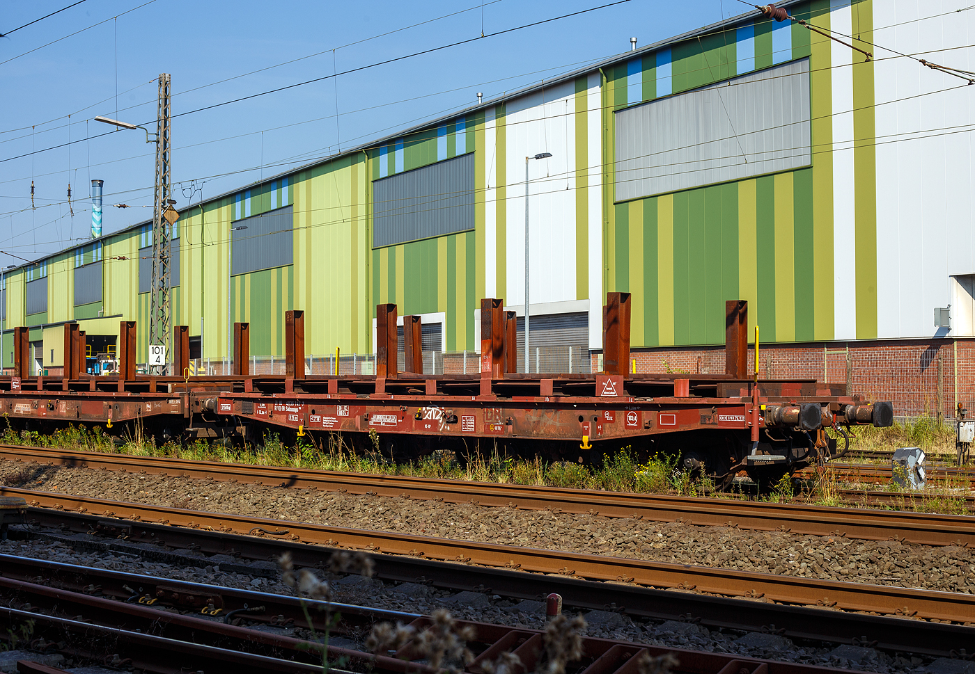 Leerer sechsachsiger Drehgestell-Flachwagen (Schwerlastwagen), ohne Seiten-, Stirnwände und ohne Rungen, mit einem Ladegestell für Stahlknüppel und Brammen, 31 80 4836 147-7 D-DB, der Gattung Salmmnps 706, der DB Cargo Deutschland AG abgestellt am 05 September 2024 in Siegen-Geisweid beim DEW Edelstahlwerk, beladen mit Stahlknüppel. Das Ladegestell wiegt 5.240 kg und ist nicht bei der Wagenlastgrenze berücksichtigt.

TECHNISCHE DATEN:
Gattung: Salmmnps 706 (Gattungskennzahl 4836)
Spurweite: 1.435 mm (Normalspur)
Länge über Puffer: 13.200 mm
Drehzapfenabstand: 6.200 mm
Achsabstand in den Drehgestellen: 2 x 1.700 mm = 3.400 mm
Ladelänge: 11.804 mm
Ladebreite: 3.050 mm (Auflagefläche für Ladegestell)
Fußbodenhöhe über SO: 1.300 mm (UK Ladegestell)
Ladefläche: 36 m²
Eigengewicht: 31.500 kg
Zuladung bei Lastgrenze S: 73,5 t (ab Streckenklasse D4)
Streckenklasse CE bei max.100 km/h: 74,0 t
Max. Zuladung: 103,5  t
Max. Geschwindigkeit: 100 km/h / 120 km/h (leer)
Kleinster Gleisbogenhalbmesser: 75 m
Bauart der Bremse: KE-GP
Verwendungsfähigkeit: RIV

Die Wagen der Gattung Salmmnps 706 sind hauptsächlich für den Brammentransport bzw. für den Stahlverkehr bestimmt. Es können jedoch auch andere Güter damit befördert werden. Im Fußboden sind auf jeder Seite 6 Zurringe versenkt angebracht. Außerdem befinden sich an den Außenlangträgern Zurrösen in ausreichender Anzahl. Zur Aufnahme und für die Arretierung des Ladegestells sind 4 Lager eingebaut.

Die Schweißkonstruktion des Untergestells besteht im Wesentlichen aus Walzprofilen, die Außenlangträger aus Zusammengeschweißten Breitflachträgern der Materialgüte St 52. Die Außenlangträger sind durch Hauptquerträger, Querträger und Vorbauten miteinander verbunden. Der Untergestellvorbau besteht aus Blechen und Kantprofilen der Materialgüte St 52. Er entspricht in seinem Aufbau dem Samms 709. Der Fußboden besteht aus 5 mm dicken Leichtspundwandprofilen (Kanaldielen).
