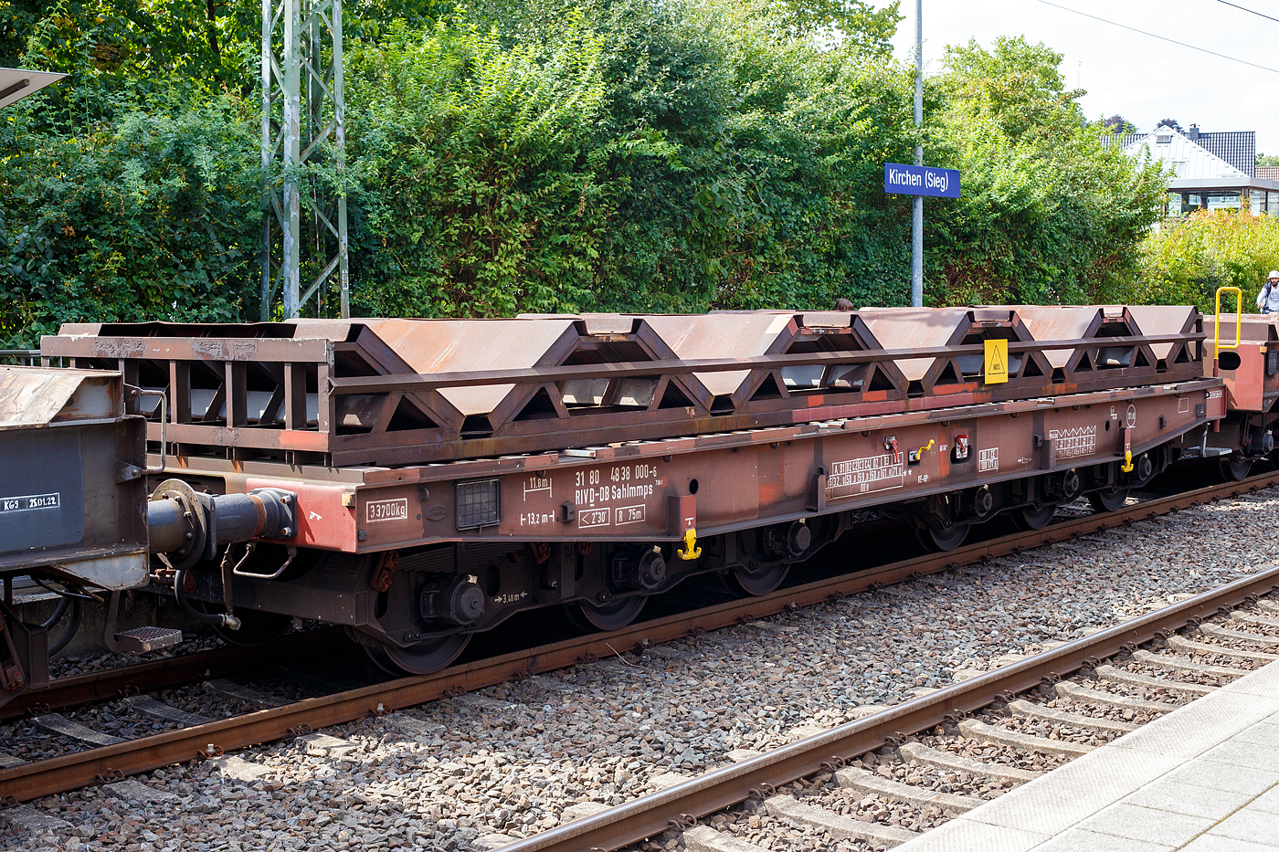 Leerer sechsachsiger Drehgestellflachwagen, mit Lademulden für Coiltransporte, 31 80 4838 000-6 D-DB, der Gattung Sahlmmps 706.1, der DB Cargo AG, bei einer Zugdurchfahrt am 24.07.2024 in Kirchen (Sieg).

Auf den eigentlichen Drehgestell-Flachwagen ist ein Ladegestell aufgesetzt, im dem sich 5 Lademulden für Coils befinden. So dient der Wagen hauptsächlich zur Beförderung warm gewalzter, ungebeizter Blechrollen (Coils) mit einem Außendurchmesser von 700 bis 2 200 mm. Die Muldenlänge (Ladebreite) von 2.500 mm kann auch durch Einlegen von mehr als einer Blechrolle ausgenutzt werden. Die Konstruktion des Ladegestells erlaubt die Verladung von bis zu 600° C heißen Blechcoils am Umfang (Aufliegeseite). Befördert werden darf das beladene Fahrzeug jedoch erst, wenn die Temperatur an der Außenhaut der Blechrollen 100° C erreicht hat.

Das etwa 6 t schwere Ladegestell ist abnehmbar. Es ist in vier Buchsen im Wagenboden durch Zapfen festgelegt. Ohne Ladegestell entspricht der Wagen in vollem Umfang dem Salmmnps 706 und kann so für andere Güter verwendet werden.

TECHNISCHE DATEN:
Erstes Baujahr: 1991
Spurweite: 1.435 mm (Normalspur)
Anzahl der Achsen: 6 in zwei Drehgestellen
Länge über Puffer: 13.200 mm
Drehzapfenabstand: 6.200 mm
Achsabstand im Drehgestell: 3.400 (2 × 1.700) mm
Abstand der äußeren Radsätze: 9.600 mm
Ladelänge: 11.800 mm
Ladebreite in den Mulden: 2.500 mm
max Coil-Ø: 2.200 mm
Höchstgeschwindigkeit: 100 km/h (Lastgrenze S) /120 km/h (leer)
Maximales Ladegewicht: 71,0 t (ab Streckenklasse D4), auf DB auch CE 71,5 t
Max. Tragfähigkeit: 101 t (ohne Ladegestell 107 t)
Eigengewicht: 33.700 kg
Achslast: 20 t
Kleinster bef. Gleisbogenradius: 75 m
Bauart der Bremse: KE-GP (LL)
Bremssohle: IP 116
Feststellbremse: ohne Feststellbremse
Intern. Verwendungsfähigkeit: RIV
