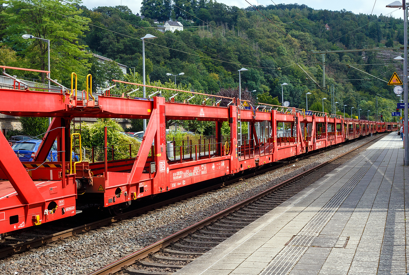 Leerer vierachsiger (2 x 2) offener Doppelstock-Autotransportwagen (Wageneinheit) 25 80 4382 053.3 D-ATG der Gattung Laaeffrs 561 der DB Cargo Logistics GmbH (ex ATG Autotransportlogistic GmbH), am 20 August 2024 im Zugverband bei der Durchfahrt in Kirchen (Sieg).

Die Wagen der Gattung Laaeffrs 561 sind im Rahmen von dem Projekt „Innovativer Güterwagen“ neuentwickelte Wagen. Es ist auch die Antwort auf den sich verändernden Automobilmarkt, auf dem zunehmend größere und schwerere Fahrzeuge gefragt sind (SUV). So eignen sich diese Wagen insbesondere für den europaweiten Transport von großvolumigen Pkws, SUVs und Vans, auch bei kleineren Lichtraumprofilen. Mit der hohen Lastgrenze von 35,5 Tonnen ist der Transport von besonders schweren Fahrzeugen möglich.

Damit sowohl ein typenreiner Transport als auch eine Mischverladung in den unterschiedlichen Lademaßen möglich ist, kann die obere Ladeebene hinsichtlich der Transportstellungen stufenlos eingestellt werden. Flexible Elemente der unteren Ladeebene sowie eine spezielle Geometrie der oberen Ladeebene dienen zusätzlich der effizienteren Ausnutzung des Laderaums bei besonders hohen Pkw.

Zur Ladungssicherung befinden sich auf der oberen und unteren Ladeebene jeweils 32 Radvorleger. Eine Besonderheit ist auch die erhöhte Arbeitssicherheit durch das Klappgeländer auf der oberen Ladeebene.

Die Vorteile auf einen Blick:
– Zweigliedriger, doppelstöckiger Autotransportwagen
– Hohe Lastgrenze
– Große Durchfahrhöhe
– Obere Ladeebene flexibel einstellbar
– Untere Ladeebene mit verstellbaren Elementen für eine höhere Auslastung
– Verringerte Gesamthöhe durch besondere Geometrie der oberen Ladeebene
– Klappbare Absturzsicherung auf der oberen Ladeebene

TECHNISCHE DATEN:
Gattung: Laaeffrs 561
Baujahr: ab 2018
Hersteller (u.a.): Tatravagónka a.s. Poprad (Slowakei)
Spurweite: 1.435 mm
Anzahl der Achsen: 4
Länge über Puffer : 33.000 mm
Ladelänge : 32.080 mm (unten) / 32.550 mm (oben)
Ladebreite : 2.950 mm (unten) / 2.794 mm (oben)
Wagenhöhe: 3.500 mm
Achsabstände: 10.700 / 5.900 / 10.700 mm
Laufraddurchmesser (neu): äußere 760 mm und mittlere 730 mm
Typ der Radsätze: BA 375
Höchstgeschwindigkeit: 100 km/h (beladen) / 120 km/h (leer)
Eigengewicht: 36.500 kg
Nutzlast: 35,5 t ab Streckenklasse B (max. 18 t pro Ebene)
Max. Gewicht je Pkw: 2.800 kg
Kleinster befahrb. Gleisbogenhalbmesser: R 75 m
Höhe des Klappgeländers: 1.100 mm
Bremse: KNORR KE-GP-A (K)
Bremssohle: Jurid 816M
Feststellbremse: Ja
Intern. Verwendungsfähigkeit: TEN-GE
