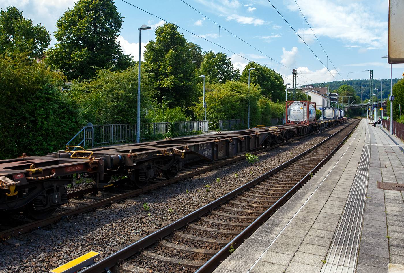 Leerer vierachsiger 60' Drehgestell-Containertragwagen für Großcontainer und Jumbo-Wechselbehälter, 37 80 4556 005-7 D-ERR, der Gattung Sgns³, der ERR European Rail Rent GmbH (Duisburg), am 30 Juli 2025 im Zugverband bei einer Zugdurchfahrt im Bahnhof Kirchen/Sieg.

Das Untergestell ist eine verwindungsweiche, geschweißte Rahmenkonstruktion aus Walz- und Blechprofilen, gebildet aus den Kopfstücken, den Hauptquerträgern und den äußeren Langträgern. Diese Wagen sind mit 28 klappbare Containerriegel mit Zapfen ausgerüstet. Sie besitzen zudem 2 klappbare Rangierergriffe UIC 535-2 und einen mittleren Übergang.

TECHNISCHE DATEN:
Spurweite: 1.435 mm (Normalspur)
Anzahl der Achsen: 4 (in zwei Drehgestellen)
Länge über Puffer: 19.640 mm
Drehzapfenabstand: 14.200 mm
Achsabstand im Drehgestell: 1.800mm
Raddurchmesser: 920 mm (neu) / 840 mm (abgenutzt)
Max. Ladelänge: 18.400 mm (60´)
Höhe der Ladeebene über SOK: 1.155 mm
Höchstgeschwindigkeit: 100 km/h (beladen) / 120 km/h (leer)
Eigengewicht: 18.700 kg
Maximales Ladegewicht: 71,3 t (ab Streckenklasse D)
Kleinster bef. Gleisbogenradius: R = 75 m
Bauart der Bremse: KE-GP-A (K)
Verwendungsfähigkeit: TEN GE / G1