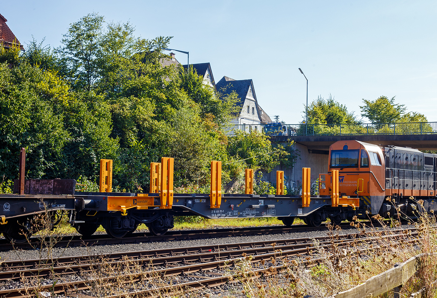Leerer vierachsiger Drehgestell-Flachwagen mit Doppelrungen, 37 84 4616 781-9 NL-ORME, der Gattung Smnps, Bauart 193-4, der On Rail Gesellschaft für Eisenbahnausrüstung und Zubehör mbH (Mettmann), vermietet an die Saarstahl AG, abgestellt am 27 August 2024 in Herdorf auf dem Rbf der Kreisbahn Siegen-Wittgenstein (KSW). Nach dem Aufkleber (MFI) zu urteilen gehören die französische MFI - Matériel Ferroviaire et Industriel S.A. (Straßburg) und die On Rail wohl nun zusammen.

Diese Wagen wurden vom bulgarischen Hersteller Transwagon AD in Burgas gebaut.

Die Wagen haben einen durch Gitterroste begehbaren Fußboden Gitterroste, Hartholz-Ladeschwellen, Niederbindeeinrichtungen (Gut-Spanneinrichtungen), Rungen mit auswechselbaren Kunststoffleisten an den Berührungsflächen zum Ladegut. Hier bei der Bauart 193-4 haben die Wagen ja Längsseite vier sehr steife Doppelrungen (aus HEB-Stahlträgern), anstatt acht bei der Bauart 193. Zudem sind die Rungen nur ca. halb so hoch, anstatt 2.000 mm bei Bauart 193. Anschraubflächen für weiter vier Doppel-Rungen sind jedoch vorhanden.

TECHNISCHE DATEN:
Spurweite: 1.435 mm (Normalspur)
Länge über Puffer: 16.740 mm
Drehzapfenabstand: 11.700 mm
Achsabstand im Drehgestellen: 1.800 mm 
Raddurchmesser: 920 mm (neu)
Drehgestell-Typ: Y25 Lsd
Ladelänge: 15.500 mm
Ladebreite: 2.830 mm (zwischen den Rungen)
Ladefläche: 43,8 m²
Eigengewicht: 21.000 kg
Max. Zuladung bei Lastgrenze: 69,0 t (ab Streckenklasse D)
Max. Geschwindigkeit: 100 km/h (beladen) / 120 km/h (leer)
Kleinster Gleisbogenhalbmesser: 45 m
Bauart der Bremse: KE-GP-A (K) max. 58 t
Bremssohle: Cosid C 810
Internationale Verwendungsfähigkeit: TEN-GE
