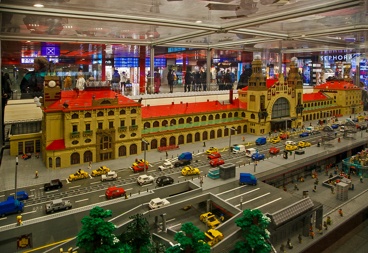 LEGO-Modell vom Hauptbahnhof Prag (Praha hlavní nádraží) am 23.11.2022. 

In der Halle des Prager Hauptbahnhofs gibt es eine kleine Bahnhofskopie aus LEGO-Würfeln. Auf einer Fläche von 15 m² steht das Modell aus mehr als 342.000 LEGO-Teilen, mit einem Gewicht von ca. 2.700 kg. Der Bau hat 2.137 Stunden benötigt. Das Modell des Prager Hauptbahnhofs wurde im Jahre 2015 von der Investitions- und Developmentgruppe CRESTYL für ihr Kaufzentrum in Kladno gebaut, wo es eine von sechs LEGO-Fabriken in der Welt gibt. Das Modell ist z.Z  in der Halle des Prager Hauptbahnhofs ausgestellt.   