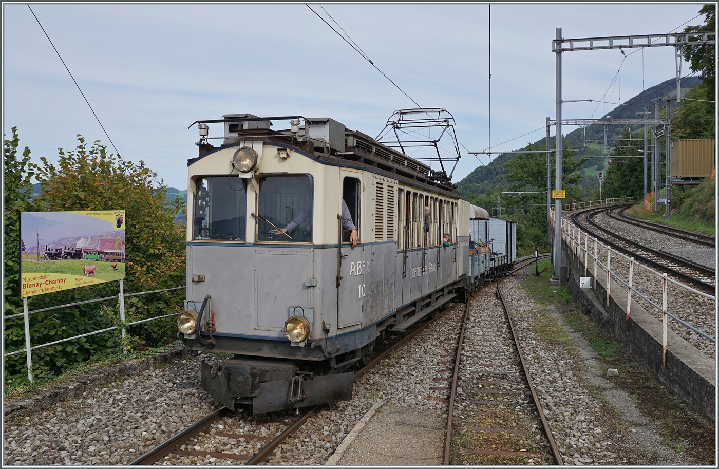 Les chemins de fer disparus - Die verschwundenen Bahnen (LLB 1915- 1967) Der Leuk Leukerbad Bahn Triebwagen mit der Anschrift ABDeh 2/4 N° 10 hat mit seinem Museumszug N° 1009 von Blonay kommend, Chamby erreicht und schiebt diesen nun nach Chaulin. 

13. September 2025