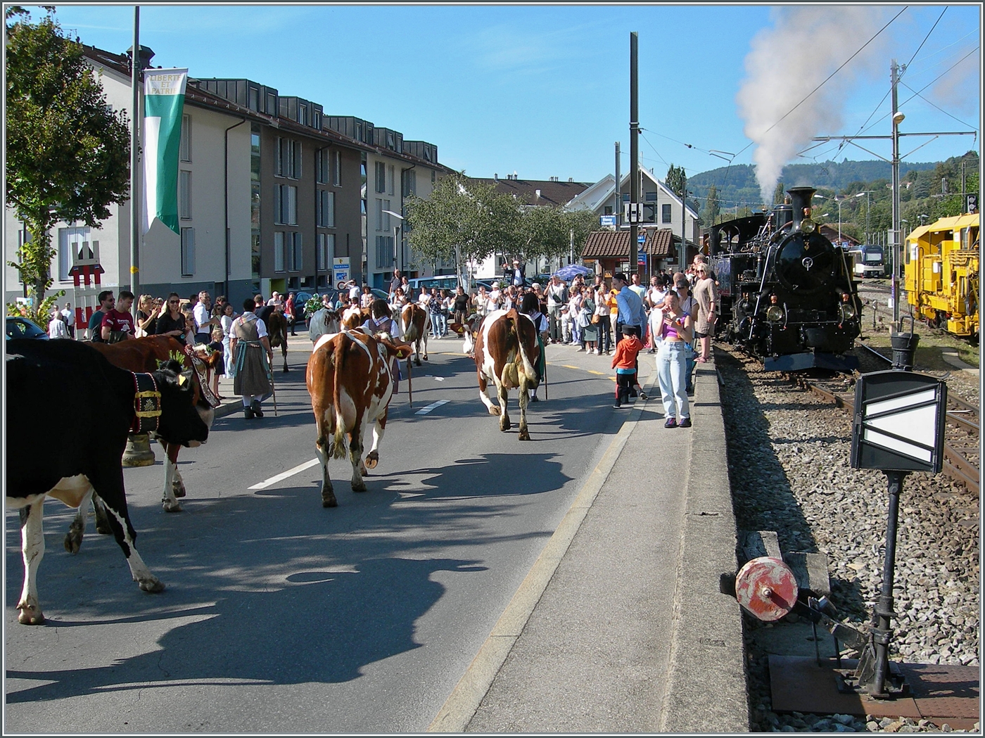 Linsenputzer en masse! Und ich dachte erst die vielen Leute wären zur Blonay-Chamby Bahn gekommen...
Dort wartet die HG 3/4 N° auf die Abfahrt nach Chaulin. 

21. Sept. 2024