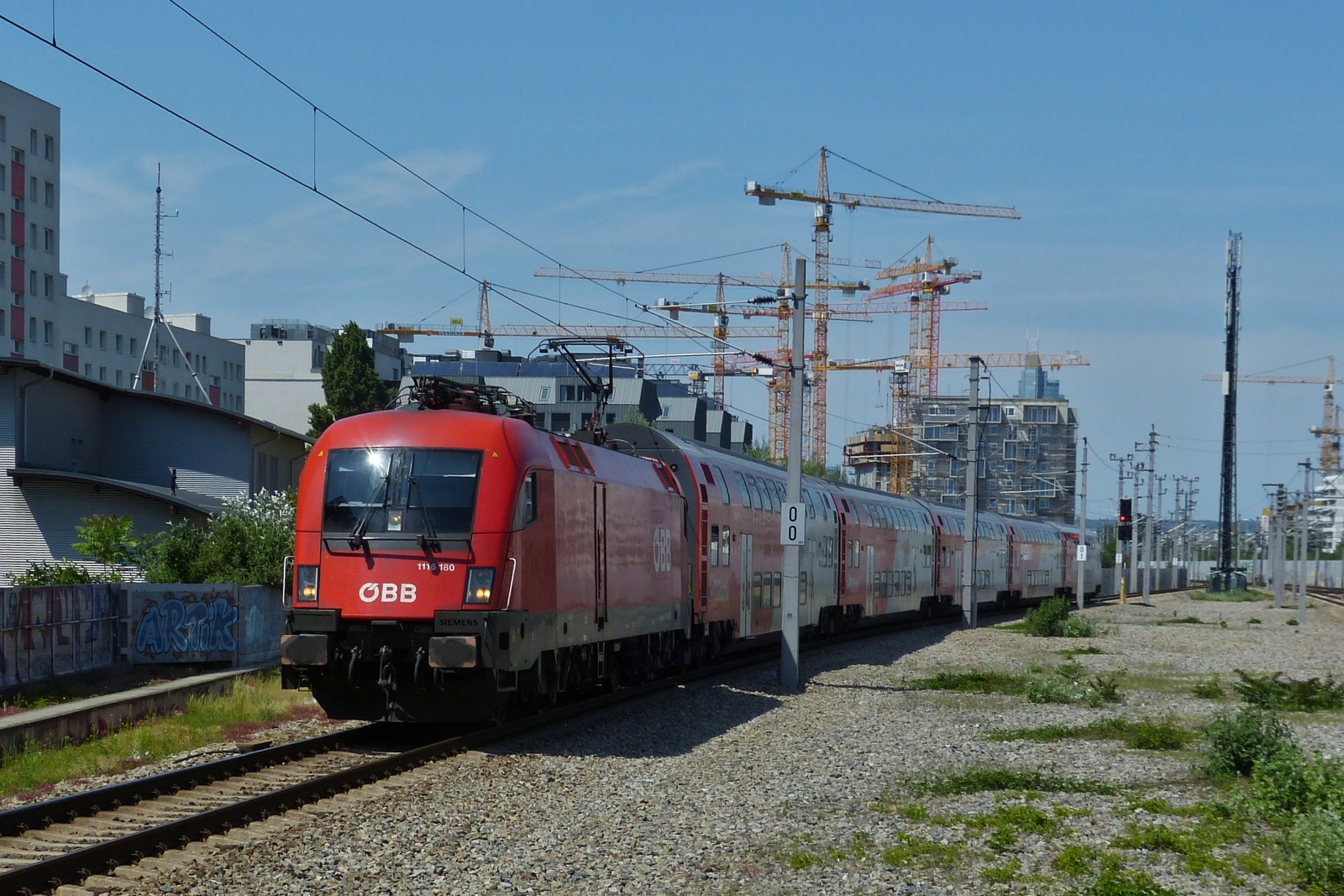 LOK 1116 180 mit ihrem Zug, als Rex 1 unterwegs nach Wien Neustadt �ber Wien Meidling, aufgenommen kurz vor der Einfahrt in den Bahnhof Praterplatz.

