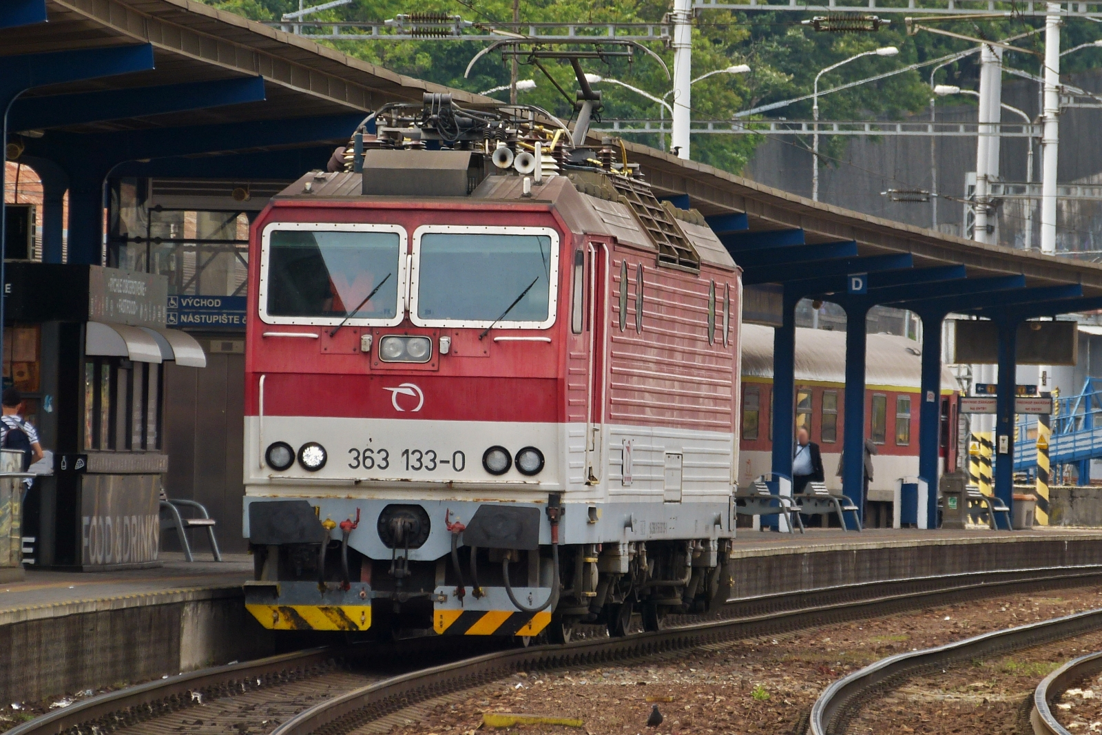 LOK 363 133-0 durchf�hrt zum Kopf machen Bahnhof von Bratislava. 05.06.2023