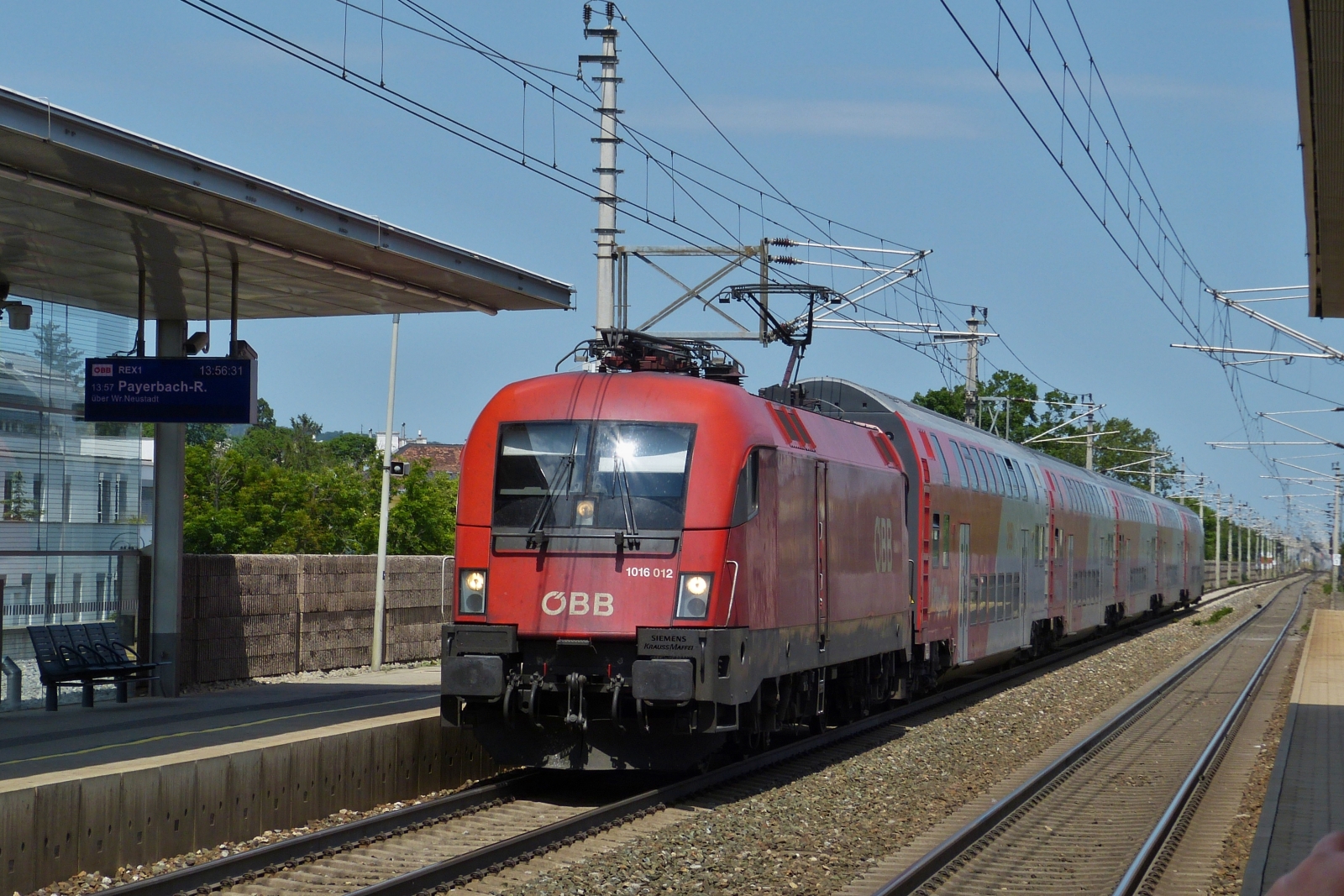 Lok �BB 1016 012 f�hrt mit ihrem Zug, als Rex 1 von Wien nach Payerbach-R, in die Haltestelle von Wien-Baden ein.