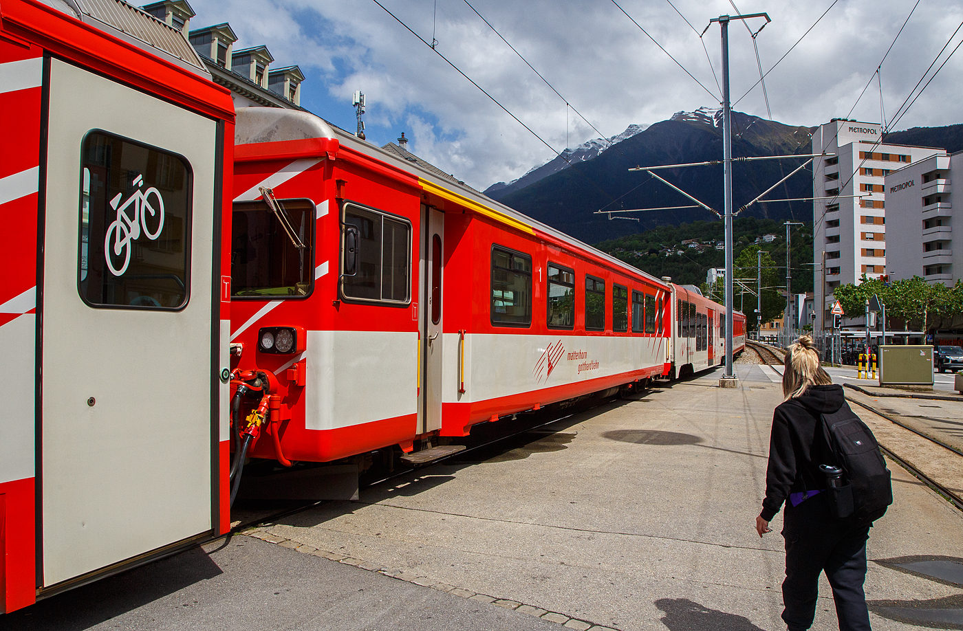MGB Steuerwagen ABt 4181(ein ex FO Einheitswagen II vom Typ ACMV2 (Vevey), Baujahr 1987) eingereiht im Zugverband am 25.05.2023 in Brig. Auch diese, vom Werk Villeneuve der Ateliers de constructions m�caniques de Vevey (ACMV) gebauten, Wagen entsprechen, wie die EW II von FFA und SIG, den gemeinsamen Grundspezifikationen des BAV, haben aber sonst sogar untereinander sehr gro�e Unterschiede. Diese Wagen haben u.a. Festfenster und keine Senkfenster.

TECHNISCHE DATEN:
Hersteller: ACMV / SIG / BBC
Serie: ABt 4181–82 (2 St�ck), Baujahr 1987
Spurweite: 1.000 mm
L�nge �ber Puffer 17.910 mm
Drehgestelle: SIG-S mit Bremszahnrad
Eigengewicht: 15,5 t
Sitzpl�tze: 24 in der 1.Klasse und 15 in der 2. Klasse 
Zul. H�chstgeschwindigkeit: 90 km/h
Zugelassen f�r Netz der: MGB und RhB