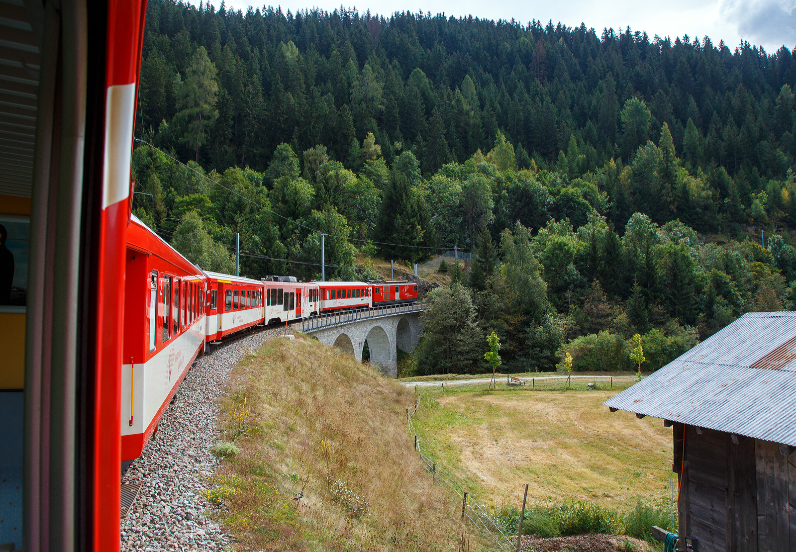Mit dem MGB Regio-Zug R43 (Furka-Oberalp-Bahn) nach Visp, geschoben von dem Gepäcktriebwagen Deh 4/4 II - 92  Realp ,  erreichen wir am 07 September 2021 nun bald Fiesch.
