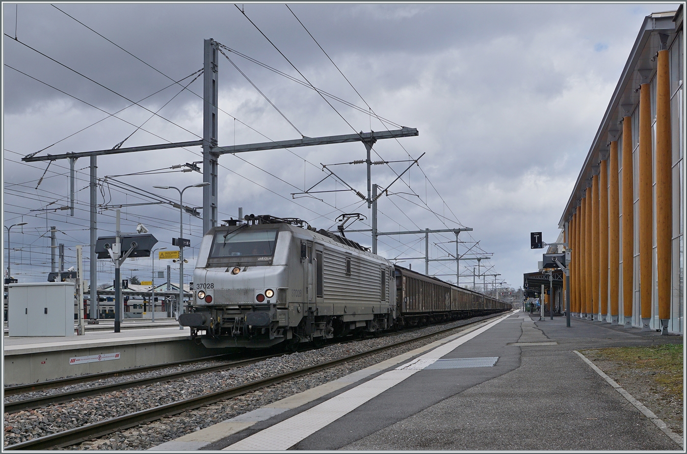 Mit einem sehr langen Mineralwasserzug sind die beiden akiem BB 37028 an der Spitze und BB 27169 am Schluss in Annemasse auf dem Weg in Richtung Bellegarde. 

10. März 2023