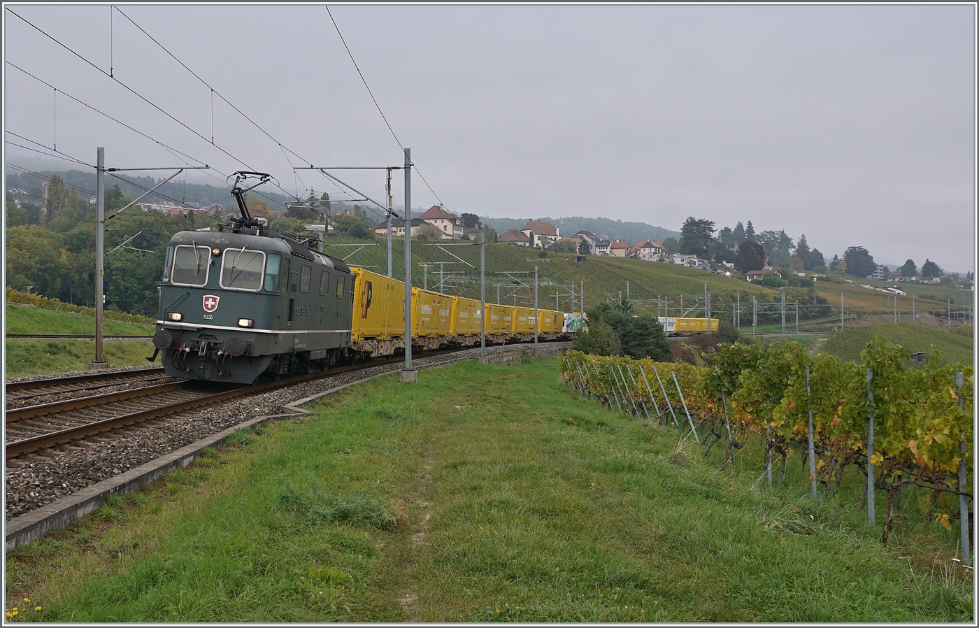 Mit lieben Fotografenkollegen von BB.de auf Fototour: Einen krönenden Abschluss bot die grüne SBB Re 4/4 II 11335 mit ihrem Postzug bei Auvernier.
Die SBB Re 4/4 II 11335 ist die einzige grüne SBB Cargo Re 4/4 II. 

8. Okt. 2025