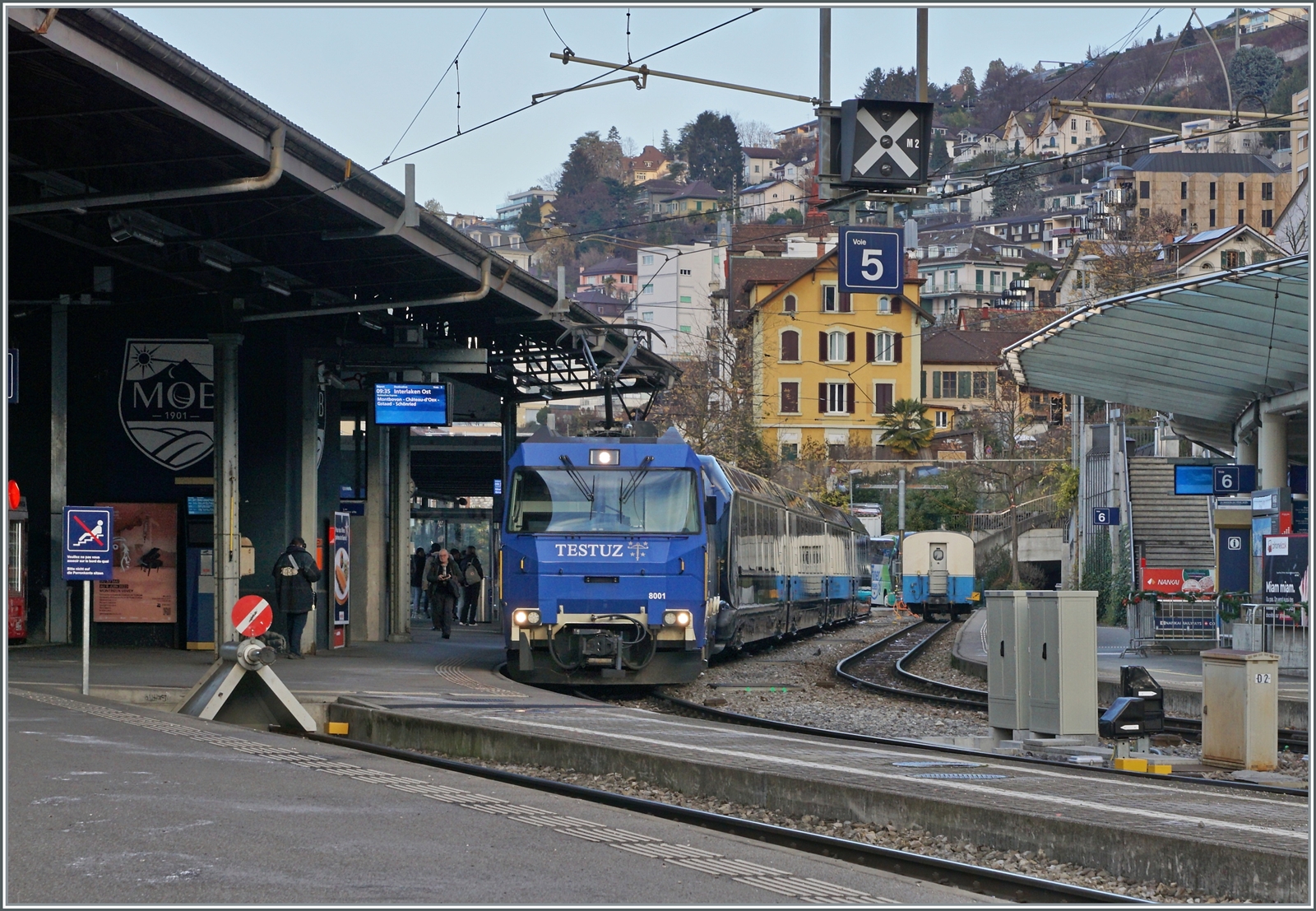 Mit der MOB Ge 4/4 8001 verlässt am 11.12.2022 der erste direkte fahrplanmässige GPX 4068 Montreux mit dem Ziel Interlaken Ost. Zwar sorgt des Umspuren in Zweisimmen für eine kleine Verspätung, aber endlich ist der hundert Jahre alte Traum Wirklichkeit Direkte Züge von Montreux nach Interlaken, technisch gesehen (mit je einem Triebfahrzeug am Schluss und Ende des Zuges wäre es sogar möglich bis nach Luzern zu fahren). 
Doch bereits nach nur ca 150 direkten Fahrten ist der Traum schon zu Ende: die Spurwechselwagen beschädigen die Herzstücke der Normalspurweichen, insbesondere bei ablenkender Fahrt und die BLS verfügt aus Sicherheitsgründen ein Verbot für die GPX. 
Nachdem des gelungen ist, das Innenspurmass entsprechend anzupassen verkehren seit Mitte Juni wieder direkte Züge. Bleibt die Hoffnung, dass der Verkehr nun zuverlässiger abgewickelt werden wird.
 
11. Dez. 2022