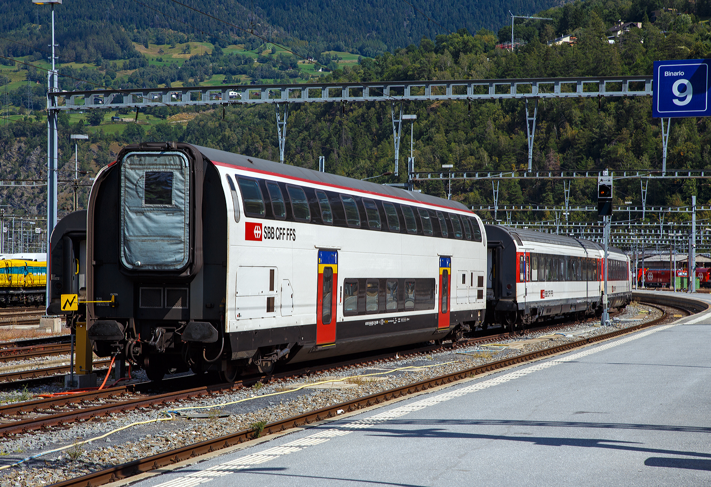 Modernisierter IC2000-Doppelstock-Reisezugwagen der ersten Wagenklasse A 50 85 16-94 021-2 CH-SBB alleine abgestellt am 07 September 2021 im Bahnhof Brig.

Ab 1997 beschaffte die Schweizerische Bundesbahnen (SBB CFF FFS) doppelstöckige Schnellzugwagen die als IC2000 bezeichnet werden. Diese für 200 km/h zugelassenen Personenwagen wurden ursprünglich in fünf Wagentypen (Bt, B, BR, A, AD) angeschafft, die aber unter sich teilweise leicht unterschiedlich sein können. Zudem wurden seit der Ablieferung verschiedene Änderungen vorgenommen, so dass später sieben und heute sechs (Bt, B, WBR, BR, A, AD) verschiedene Typen vorhanden sind. Die Wagenübergänge befinden sich im Oberdeck.

Die Wagen wurden bei Schindler Waggon AG in Pratteln endmontiert. Die Aluminium-Wagenkästen wurden im ehemaligen Werk der Flug- und Fahrzeugwerke Altenrhein (FFA) in Altenrhein geschweißt. Die elektrischen Komponenten stammen von ABB Daimler-Benz Transportation AG in Zürich-Oerlikon (damals ADtranz, später Bombardier Transportation) und die Drehgestelle von FIAT-SIG in Neuhausen am Rheinfall (vor 1995 SIG, heute Alstom). Es wurden insgesamt 341 Wagen gebaut.

Die vorhandenen Wagentypen:
86 Stück vom Typ A mit den Nummern A 50 85 16-94 000 bis 085;
40 Stück vom Typ AD mit den Nummern AD 50 85 86-94 000 bis 039;
149 Stück vom Typ B mit den Nummern B 50 85 26-94 000 bis 148;
16 Stück vom Typ WRB mit den Nummern WRB 50 85 88-94 000 bis 015 (ex BR);
10 Stück vom Typ BR mit den Nummern BR 50 85 66-94 016–025;
40 Stück vom Typ Bt mit den Nummern Bt 50 85 26-94 900–939;
somit total 341 Stück.

Modernisierungsprogram  «IC2000»:
Die Fernverkehr-Doppelstockzüge «IC2000» werden seit 2019 bis 2024 im SBB Werk Olten umfassend für über 300 Mio. Franken modernisiert bzw. rundum erneuert und dafür bis auf den Kern ausgehöhlt. Nach der Modernisierung sollen sie noch mehr Fahrtkomfort haben und so weitere 20 Betriebsjahre laufen. Die Rundumerneuerung der IC2000-Flotte ist die größte Fahrzeug-Modernisierung in der Geschichte des Fernverkehrs der SBB. Die IC2000-Doppelstockwagen sind zusammen mit den Re460-Lokomotiven das Rückgrat des Schweizer Fernverkehrs.

Mit der Modernisierung wird das Innendesign der Fahrzeuge heller, ein neues LED-Beleuchtungskonzept spart Energie und sorgt mit indirekter Beleuchtung für ein freundliches, einladendes Ambiente. Alle Wagen erhalten neue Sitzpolster und neue Teppiche. Die Steckdosen werden direkt in die neuen Abteiltische integriert, die Business-Zone wird mit einem Office-Bereich erweitert und mit induktiven Ladeflächen zum Laden von Smartphones ausgestattet. Verbessert wird auch der Mobilfunkempfang dank mobilfunkdurchlässigen Fensterscheiben, die in dieser Größenordnung erstmals zum Einsatz kommen und für künftige Mobilfunkgenerationen wie 5G bereit sind. Die Speisewagen der IC2000-Flotte werden umgestaltet und erscheinen in einem hellen, modernen Ambiente, sie werden zudem mit neuen Tischen und Sitzgelegenheiten ausgestattet. Die Sicherheitselemente wie Fahrgastsprechstellen und Branderkennungsanlagen werden neu in den Wagen angebracht. Zentral bei der Modernisierung der Fahrzeuge sind zudem die umfassenden technischen Revisionen und die frische Außen Lackierung der Wagenkästen in den SBB-Farben. Insgesamt werden über 32 000 Sitze neu gepolstert, 40 Kilometer Teppich verlegt und über 120 Tonnen Farbe aufgetragen sein.Zudem erhalten die WC-Kabinen der Familienwagen Wickeltische. Bereits vor der Modernisierung wurde die Anzahl Veloabstellplätze in allen 40 Wagen von 200 auf 360 erhöht.

Die Wagen der ersten Klasse (A) haben 86 Sitzplätze, bis Ende 2005 war ein Drittel des Oberdecks für Raucher vorgesehen, die Glastür wurde zwischenzeitlich entfernt. Das Oberdeck hat je Seite 13 Fenster, während das Unterdeck auf der einen Seite 5 und auf der anderen 4 Fenster hat.

Durch das größere Umgrenzungsprofil der IC2000-Wagen ist ein freizügiger Einsatz nicht möglich. Auf folgenden bekannten Linien ist ein Einsatz nicht möglich: Gotthardbergstrecke (Basistunnel wäre für O2 freigegeben, wird aber aktuell nur mit Twindexx befahren), Lötschberg-Bergstrecke ab Frutigen (eine Überführung über den SIM-Korridor ist jedoch möglich), Entlebuch, Broyelinie (inkl. Fribourg–Yverdon), Uznach–St. Gallen, Bischofszellerlinie, Seetalbahn, Tösstalbahn und alle Linien im Jura.

Technisches:
Die Wagen sind mit normaler UIC-Schraubkupplung und Puffern ausgerüstet und können somit mit anderen Wagen gekuppelt werden. Der geschlossene Personenübergang entspricht aber nicht der UIC-Norm, und es ist somit kein Übergang zu anderen Wagentypen möglich. Hier im Bild sieht man sehr gut das der Übergang oben ist und es so nicht passen kann. Ebenfalls ist der Wagenquerschnitt grösser als die normale SBB-Fahrzeugbegrenzungslinie, denn die Personenwagen sind nach der Bezugslinie EBV 02 gebaut. Somit sind die Wagen nur auf entsprechend ausgebauten und für dieses Profil zugelassenen Strecken einsetzbar. Die ganzen Wagen sind einschließlich mit den Personenübergängen druckertüchtigt, somit treten keine Druckschläge bei Zugbegegnungen in Tunnels auf. Das ganze Oberdeck ist durchgängig stufenfrei.

Der Steuerwagen ist für die Fernsteuerung von Lokomotiven der Baureihen Re 460 und 465 eingerichtet. Dafür müssen die 18-polige UIC-Leitung sowie auch die 9-polige ep-Leitung verbunden sein. Die Verwendung eines einstöckigen IC-Bt (Steuerwagen für Einheitswagen-IV-Komposition auf Basis der EC-Wagen) als Steuerwagen anstelle eines IC2000-Bt ist auch möglich (nur dann kein Übergang).

Wagenkasten:
Die Wagenkästen sind in Aluminiumbauweise ausgeführt. Alle technischen Apparate befinden sich über den Drehgestellen, und beim Bt und AD zusätzlich im Dachbereich. Der Fußboden des Unterdecks ist schwimmend auf speziellen Gummielementen gelagert. Den Boden des Oberdecks bildet eine Aluminiumplatte in Sandwichbauweise, die mit einem textilen Belag beklebt ist und zugleich die Decke des Unterdecks bildet. Als Fenster werden Isolierglasdoppelscheiben in Verbundglasausführung eingesetzt, die Anzahl der Fenster ist vom Wagentyp abhängig. Die Wandverkleidung besteht aus schlag- und kratzfesten Formteilen. In diesen ist bei den Fenstern eine Führungsschiene für den Sonnenblendschutz integriert. Im Unterdeck sind die fensterlosen Toiletten untergebracht. Neben den Eingängen im Untergeschoss befindet sich in Richtung Wagenende der Aufgang zum Obergeschoss. Die meisten Sitze sind in vis-à-vis-Anordnung angebracht, in der 2. Klasse in 2-2-Anordnung und in der 1. Klasse in 2-1-Anordnung. Über den Türen im Obergeschoss sind so genannte Lounge-Sitze angebracht, unter den Bänken, die quer zur Wagenlängsrichtung angeordnet sind, befindet sich ein Teil des Türantriebes.

Fahrwerk:
Es kommen luftgefederte Drehgestelle mit H-Rahmen zum Einsatz. Die Bremsanlage besteht aus je zwei Bremsscheiben auf jeder Achse sowie zwei pneumatisch betätigten Magnetschienenbremsen je Drehgestell. Es ist eine lastabhängige Bremskraftverstärkung eingebaut, die nur bei eingeschalteter Luftfederung funktioniert.

Elektrische Ausrüstung:
Die Energieversorgung findet durch die Zugsammelschiene mit 1000 Volt, 16,7 Hertz statt. Von der Zugsammelschiene werden über einen Trenn- und Erdungskasten der wassergekühlte Bordnetzumrichter (BUR) sowie die beiden Heizregister versorgt. Der Bordnetzumrichter stellt auch die Ladung der vier Batterien mit 36 Volt und einer Kapazität von insgesamt 400 Ah sicher. Ab circa 2008 wurden nach und nach sämtliche Wagen mit 230-V-Steckdosen für portable Geräte der Reisenden versehen, nachdem in einer ersten Phase nur die AD-Wagen ausgerüstet worden waren, die Anordnung wurde aber Modernisierungsprogram <IC2000> (2019 bis 2024) geändert und erweitert. Die gesamte elektrische und pneumatische Versorgung wird durch einen Bordrechner überwacht, welcher über TCN auch von anderen Wagen in der Zugkomposition aufgerufen werden kann.

Pneumatik und Toiletten:
Die pneumatische Ausrüstung umfasst neben der Bremsanlage auch noch die Luftfederung sowie die Türsteuerung und die Luftversorgung der Toiletten. Die druckdichten Toiletten sind als Vakuumtoiletten aufgebaut. Die WC-Tür ist mit einem Magnetschloss ausgerüstet, das sich bei vollem Fäkalientank oder bei einer Störung selbsttätig verriegelt. Die Bt und A haben eine normale Toilette, während der B-Wagen mit deren zwei ausgerüstet ist. Der AD hat eine rollstuhlgängige Toilette.

TECHNISCHE DATEN (A-Wagen):
Spurweite: 1.435 mm (Normalspur)
Länge über Puffer: 26.800 mm
Drehzapfenabstand: 20.000 mm
Höchstgeschwindigkeit: 200 km/h
Eigengewicht: 47 t
Bremse: Frein O-PR-A-Mg (D) (Scheiben- und Magnetschienenbremse)
Niederfluranteil: ca. 1/3
Sitzplätze: 86 in der 1.Klasse
Stromsystem: 1.000 V, 16,7 Hz AC
