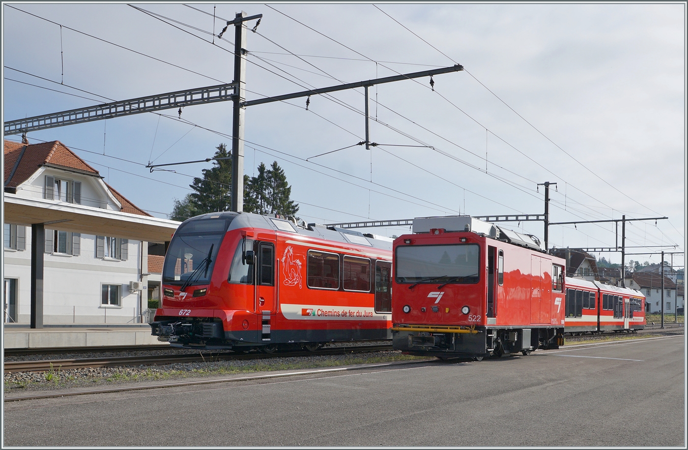 Motiv verdeckt? Nein, denn das Motiv ist hier die CJ Gem 2/2 522 (UIC (90 85 856 0522-7) die in Le Noirmont vor dem neuen CJ ABe 4/12 672 steht.
(Danke Armin für die UIC Angeben!)

26. Juni 2024