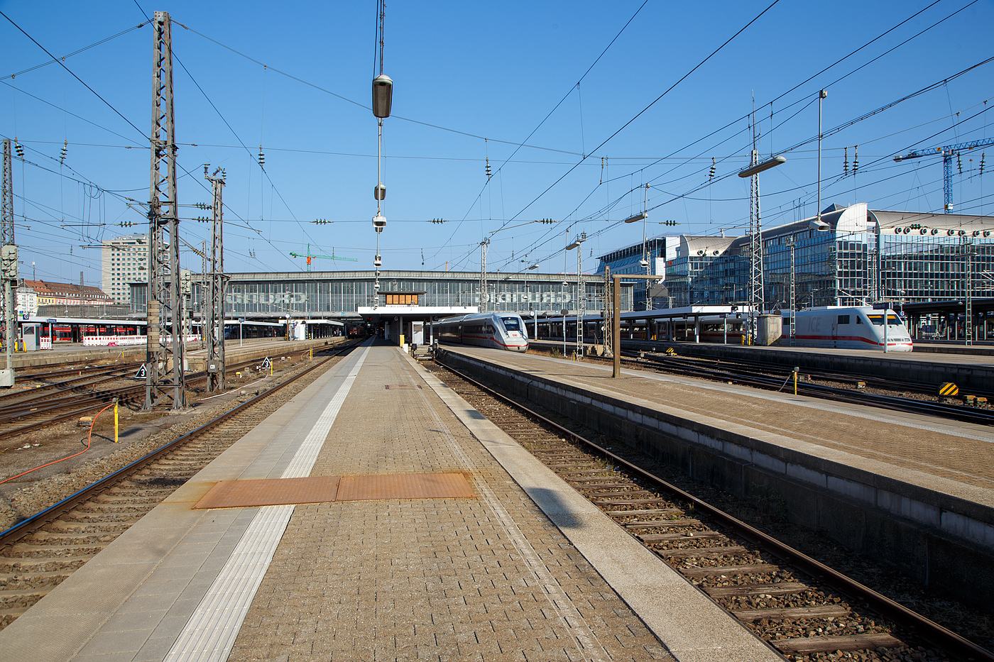 M�nchen Hauptbahnhof am 28 M�rz 2022.

M�nchen Hauptbahnhof der zentrale Bahnhof in der bayerischen Landeshauptstadt M�nchen. Er ist nach dem Hamburger Hauptbahnhof und dem Frankfurter Hauptbahnhof der am drittst�rksten frequentierte Fernbahnhof der Deutschen Bahn. 

Der Kopfbahnhof geh�rt zu den 21 Bahnh�fen der h�chsten Preisklasse 1 von DB Station&Service. Unter allen deutschen Bahnh�fen besitzt er mit 32 ober- und zwei unterirdischen Bahnsteiggleisen die h�chste und (nach dem Grand Central Terminal in New York City) die weltweit zweith�chste Zahl an Bahnsteiggleisen. Mit Ausnahme der S-Bahn ist der Bahnhof erste oder letzte Station f�r fast alle ihn anfahrenden Z�ge. Die Fl�che der Geb�ude und der Gleise betr�gt insgesamt ungef�hr 760.000 Quadratmeter.

Er umfasst au�erdem zwei gleichnamige U-Bahnh�fe der MVG und ist Station der S-Bahn, die beide dem M�nchner Verkehrs- und Tarifverbund (MVV) angeh�ren. Vor dem Bahnhof kann zum innerst�dtischen MVG-Verkehr in Busse oder die Tram umgestiegen werden.
