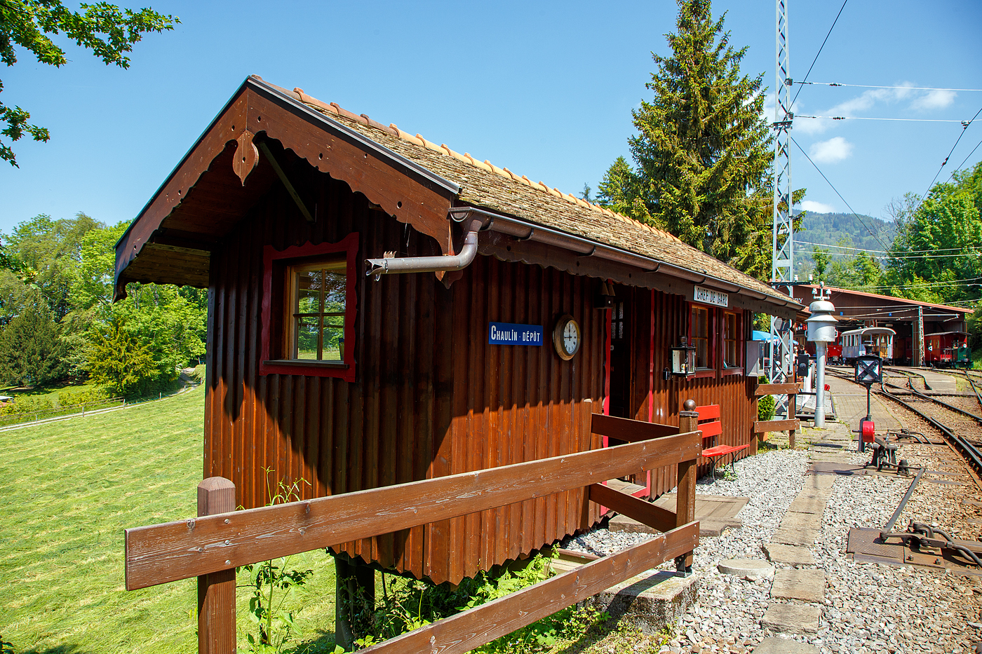 Museumsbahnromantik
Im Museumsareal in Chaulin der Museumsbahn Blonay–Chamby am 27.05.2023, hier, in Holzbauweise an der Böschung aufgeständert, das schmucke Gebäude vom Chef de Gare (Stationsvorsteher) Chaulin- Depot. 

