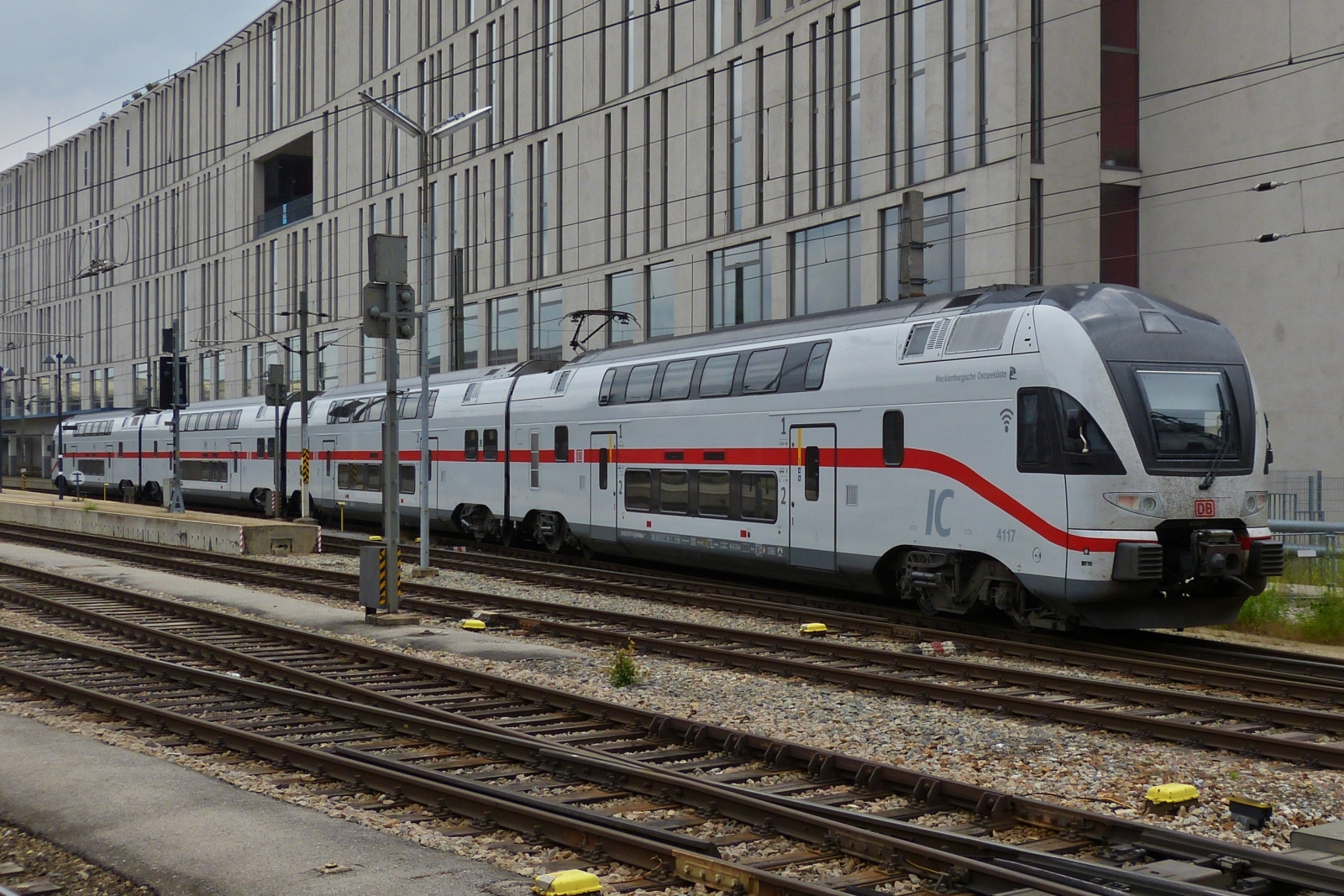 Nach einem kurzen Halt verl�sst DB Triebzug 4010 117 CH- DB, Mecklenburgische Ostseek�ste, in Leerfahrt den Wiener Westbahnhof. 06.06.2023