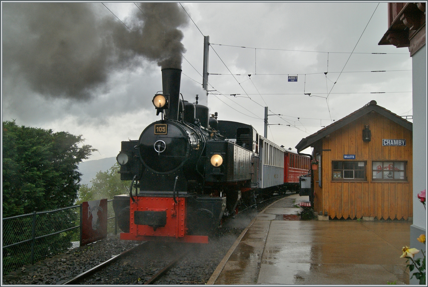 Nach einem kurzen, nun abgezogenen Gewitter ist die SEG G 2x 2/2 105 der Blonay Chamby Bahn in Chamby angekommen. 

9. Juni 2024