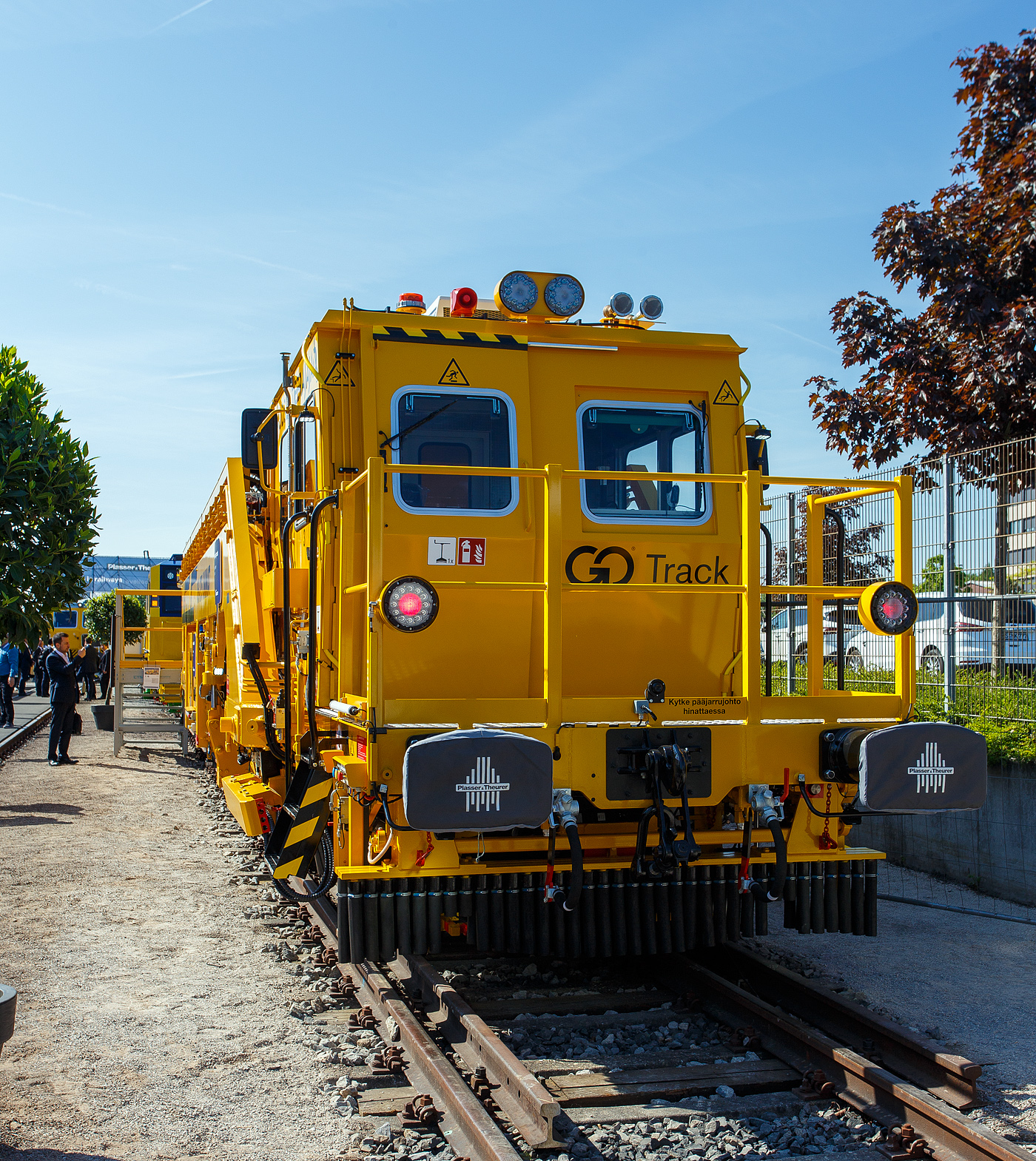 Nach fast 40 Jahren im Einsatz, nach erfolgreichen Retrofit/Modernisierung bald wieder im Einsatz. Plasser & Theurer präsentierte auf der 29. Internationale Ausstellung Fahrwegtechnik 2025 (iaf) in Münster (hier am 20 Mai 2025) die Retrofit/Modernisierte Breitspur Universalstopfmaschine 08 - 275 UNIMAT (Baujahr 1985), EST-GTRCK 99 26 0221 002-1, der estnischen Gleisbauunternehmen GoTrack.

Retrofits von Plasser & Theurer überzeugen immer mehr Kunden. 2023 entschied sich auch das estnische Gleisbauunternehmen GoTrack, einen Unimat 08-275 mit Baujahr 1985 komplett überholen und modernisieren zu lassen. 

GoTrack ist eines der größten Bahninfrastruktur-Unternehmen in Estland. Gegründet im Jahr 2005, schloss es bereits eine Vielzahl unterschiedlicher Projekte erfolgreich ab: Verlegung neuer Schienen, Wartung bestehender Gleise, Design und Bau von Zugsicherungssystemen, Oberleitungen und Bahnübergängen. Dabei setzte das dynamische und qualitätsbewusste Team seit Langem auch auf Maschinen Plasser & Theurer aus Linz/Donau (A). Bisher wurden nur gebrauchte Maschinen zumeist in Finnland erworben (die Spurweiten in Estland und Finnland sind ja fast gleich, 1.520 mm bzw. 1.524 mm) und in den eigenen Werkstätten in Schuss gehalten. Die erforderlichen Ersatzteile wurden in der Regel direkt von Plasser & Theurer bezogen. Daraus entwickelte sich im Lauf der Jahre eine erfolgreiche Partnerschaft.

Im Jahr 2021 erhielt Plasser & Theurer eine Anfrage von Ersatzteilen für die große Überholung von dem Unimat 08-275 mit Baujahr 1985. Die Arbeiten wollte GoTrack wie gewohnt vom eigenen Personal vor Ort durchführen lassen. Aus der Anfrage wurde jedoch ein Gespräch über die Möglichkeiten, die P&T im Rahmen einer derartigen Überholung anbieten konnten. Das Thema „Retrofit“, also Überholung inklusive Modernisierung, kam auf den Tisch. Und es sollte nicht lange dauern, bis die Fachleute von GoTrack erkannten, dass die Vorteile dieses Angebots klar überwogen

Umfassende Überholung und Einbau moderner Komponenten
Nach der Vertragsunterzeichnung wurde der Unimat 08-275 im Juli 2024 noch in Estland bei GoTrack komplett demontiert und am Ende des Monats in Linz angeliefert. Von der Originalmaschine blieben nur der Fahrgestellrahmen, der Dieseltank und der Hydrauliktank sowie die drei Kabinen.

Die Liste an Komponenten, die eingebaut wurden, umfasste zahlreiche Bauteile:
•	Komplett neues Design und neue ergonomische Ausstattung für drei Kabinen (inklusive Heizsysteme, Klimaanlagen und Scheibenheizungen)
•	Neuer Dieselmotor
•	Generalüberholte Drehgestelle
•	Generalüberholtes Bremssystem
•	Neues Hydrauliksystem
•	Neues Elektriksystem inklusive Umrüstung auf LED-Lichtsystem
•	Upgrade auf SmartALC und DRP
•	Generalüberholte Stopfaggregate
•	Drehzahlsteuerung für die Stopfaggregate
•	Generalüberholtes Hebe- und Richtaggregat

TECHNISCHE DATEN:
Spurweite: 1.520 mm (Breitspur)
Länge über Puffer: 19.140 mm
Drehzapfenabstand: 11.500 mm
Achsanzahl: 4
Höchstgeschwindigkeit: 90 km/h eigen / 100 km/h geschleppt
Max. Achslast: 13,5 t
Bremse: KE-GP mZ (K)
Bremssohle: J 816

