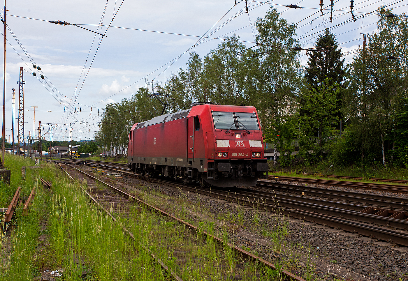 Nach getaner Arbeit fährt die 185 394-4 (91 80 6185 394-4 D-DB) der DB Cargo AG am 21 Mai 2024 vom Rbf Kreuztal in die Abstellgruppe, zuvor hatte sie einen Güterzug nach Kreuztal gebracht.

Die TRAXX F 140 AC2 wurde 2010 von der Bombardier Transportation GmbH in Kassel unter der Fabriknummer 34734 gebaut.
