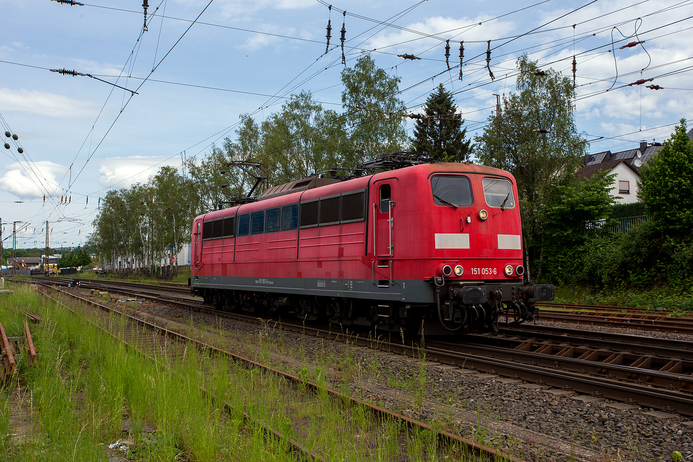 Nach getaner Nachschiebearbeit fährt die an die DB Cargo AG vermietete Railpool 151 053-6 (91 80 6151 053-6 D-Rpool) am 21 Mai 2024 vom Rbf Kreuztal in den Abstellbereich.

Die Lok wurde 1974 von Krauss-Maffei in München-Allach unter der Fabriknummer 19672 gebaut und an die DB geliefert. Bis 31.12.2016 gehörte sie zur DB Cargo AG. Zum 01.01.2017 wurden je 100 sechsachsige elektrische Altbau-Lokomotiven der Baureihen 151 und 155 an den Lokvermieter Railpool verkauft. Die DB Cargo mietet daraufhin 100 Loks von Railpool wieder an.
