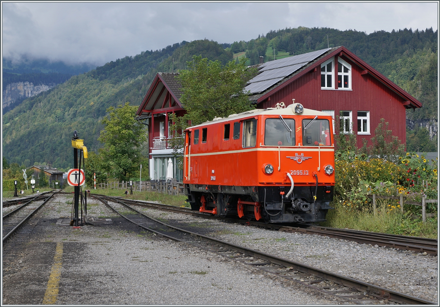 Nachdem bei der für den heutigen Tag vorgesehen Dampflok der BWB ein Defekt aufgetreten war, wurde in Bezau rasch die (ex) ÖBB 2095.13 aus dem Schuppen geholt, um dem Vormittagszug doch wie geplant fahren zu können. Ein perfektes Beispiel von Flexibilität! 
Eine solche Flexibilität wünschte man sich auch bei den  richtigen  Bahnen...
Übrigens, damit am Nachmittag dann doch mit Dampf gefahren werden konnte, wurde rasche eine  zweite Dampflok angeheizt! 

15. Sept. 2024