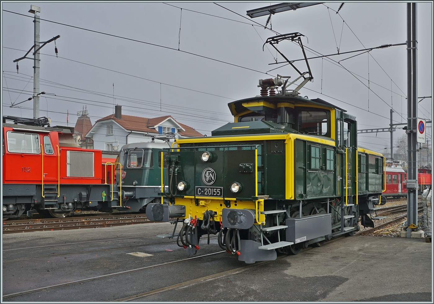 Nachdem die SNCF C 20155 UIC N° 97 85 1 932-0 (ex SBB Ee 3/3 II 1615, ex SNCF C 20155) des  Verein  Team C-20155  ihr Manöver in Balsthal erledigt hatte, stellte sie sich vor das Depot und konnte fotografiert werden. Später pendelte die herrlich hergerichtet Lok für Führerstandsfahrten zwischen Balsthal und Klus.

8. Nov. 2025