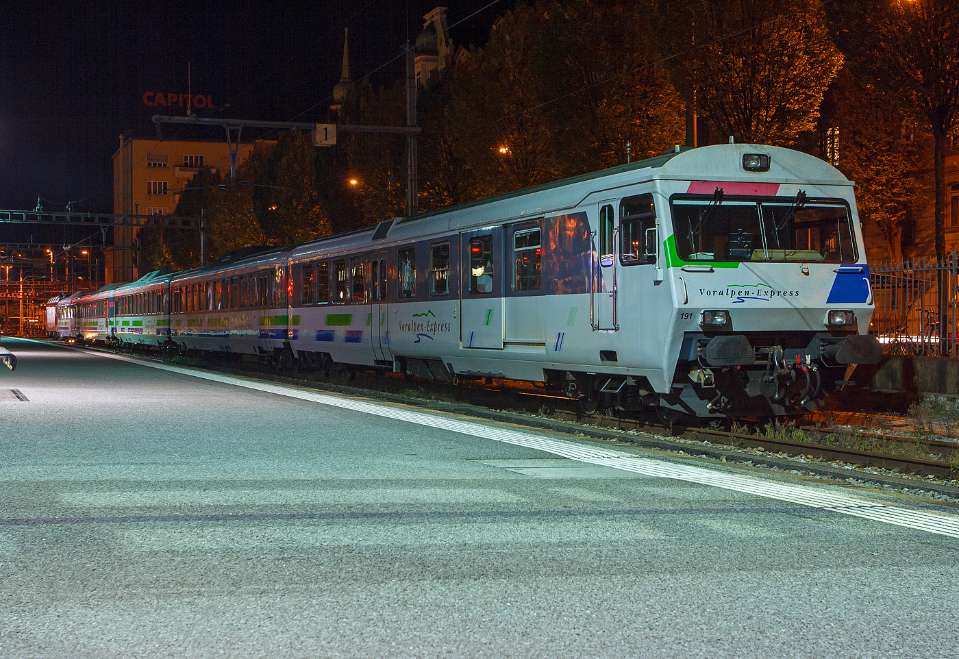 Nachtschw�rmereien - Ein Zug vom Voralpen-Express ist am 29.09.2012 (3:28Uhr) im Bahnhof Luzern abgestellt.  

Der Voralpen-Express (VAE) verbindet seit 1991 Luzern �ber Arth-Goldau, Pf�ffikon, Rapperswil und St. Gallen mit Romanshorn. Eine bequeme und attraktive Verbindung zwischen dem Bodensee und dem Vierwaldst�ttersee. Komfortable Schnellz�ge verkehren st�ndlich in einer der sch�nsten voralpinen Berg- und Seenlandschaften der Schweiz. Die Z�ge werden von der Schweizerischen S�dostbahn AG (SOB) und den Schweizerischen Bundesbahnen (SBB) betrieben, welche sich Betrieb, Unterhalt und Marketing seit 1999 aufteilen. Die gesamte Streckenl�nge betr�gt 147 km (Luzern - Romanshorn), der h�chste Punkt der Strecke ist Biberegg (Sattel) 936 m.�.M., die gr��te Steigung  ist 50‰ zwischen Pf�ffikon SZ und Arth-Goldau .
