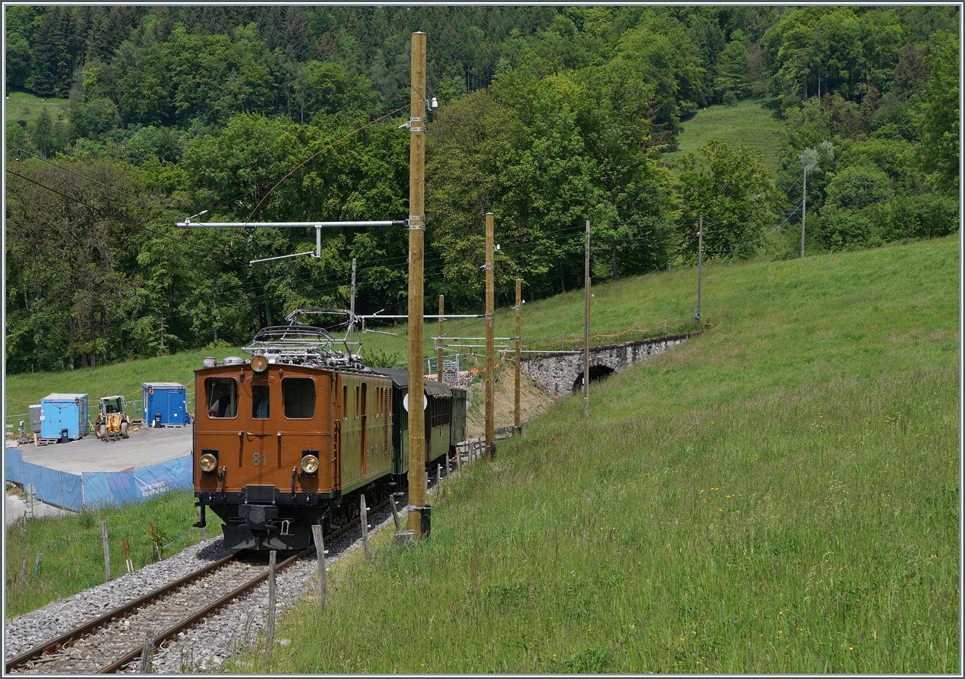 Nicht nur das Viadukt Baye de Clarens wird zur Zeit gründlich restauriert, sondern auch die Strecke von Cornaux bis zum Tunnel hat neue Gleise und sogar passende Holzfahrleitungsmasten bekommen, wie dieses Bild zeigt. Hier ist nun der RhB Bernina Bahn Ge 4/4 81 einen etwas  würdigere  Platz auf dem Bild eingeräumt worden. 

20. Mai 2024