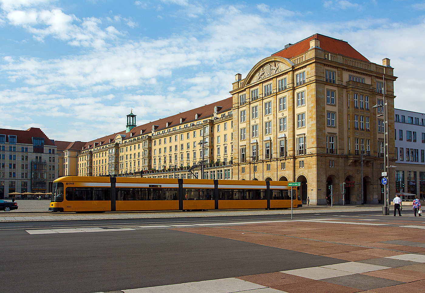 Niederflurgelenktriebwagen 2522 (heute TW-232-522) der Dresdner Verkehrsbetriebe AG (DVB) fährt am 27.08.2013 vor dem Altmarkt in Dresden vorbei.

Der Treibwagen vom Typ NGT D 6 DD - ER (Niederflurgelenktriebwagen, Drehgestell, 6 Achsen, Typ Dresden, Einrichtungswagen bzw. für eine Fahrtrichtung) wurde 1997 von DWA in Bautzen /auch Siemens, ADtranz, DUEWAG waren beteiligt) gebaut.

Aufbau und Ausstattung:
Die NGT6DD sind in den Varianten NGT6DD-ER für Ein- (47 Stück) und NGT6DD-ZR für Zweirichtungsbetrieb (13 Stück) gebaut worden. Die Einrichtungswagen tragen die Nummern 2501 bis 2547. Die Wagen sind zwischen den Einstiegen einschließlich der benachbarten Gelenke durchgehend niederflurig. Über den Triebgestellen der Endwagenkästen ist der Wagenboden um eine Stufe erhöht, im Führerstandsbereich sowie am führerstandslosen B-Ende der Einrichtungswagen um eine weitere.

Ein Triebwagen besteht aus fünf Fahrzeugmodulen. Das erste und fünfte Modul laufen auf je einem zweiachsigen, angetriebenen Laufgestell mit einer Leistung von 2×95 kW. Das dritte Modul läuft auf einem antriebslosen Losradlaufwerk. Die beiden laufwerkslosen Zwischenmodule  (Sänften) verfügen jeweils über zwei Einstiegstüren, die als elektromechanisch betriebene Schwenkschiebetüren realisiert sind. Auf der jeweils in Fahrtrichtung rechten Seite gibt es zusätzlich eine nach innen öffnende Führerstandstür.

TECHNISCHE DATEN (NGT D 6 DD – ER):
Spurweite: 1.450 mm
Fahrwerkkonzept: 2 Triebfahrwerke, 1 Lauffahrwerk
Achsfolge: Bo'+2'+Bo'
Länge über Kupplung: 30,280 mm
Wagenkastenlänge: 29.720 mm
Fahrzeugbreite: 2.300 mm
Anzahl der Achsen: 6
Anzahl angetriebene Achsen: 4
Anzahl der Fahrzeugteile: 5
Leergewicht: 34,5  t
Sitzplätze / Stehplätze (4 Pers./m²): 88 / 96
Höchstgeschwindigkeit : 70 km/h
Motorisierung: 4 x 95 kW = 380 kW
Antriebsart: Drehstrommotor bipolar Transistorwechselrichter wassergekühlt
Fahrgasttüren: 4
Fahrzeuganzahl bei der DVB: 47 sowie 13 Zweirichtungsfahrzeuge (ZR)

Die Straßenbahn Dresden ist der wichtigste Träger des ÖPNV in Dresden. Das Straßenbahnnetz umfasst derzeit eine gesamte Streckenlänge von 134,3 Kilometern und hat die einzigartige Spurweite von 1.450 Millimetern. Sie ist um 15 mm breiter als Normalspur (1.435 mm). Die erste elektrische Straßenbahn verkehrte im Jahr 1893. Betrieben wird das Straßenbahnnetz von der DVB - Dresdner Verkehrsbetriebe AG. Die Gesellschaft ging am 16. August 1993 aus dem VEB Verkehrsbetriebe der Stadt Dresden hervor und ist in den Verkehrsverbund Oberelbe (VVO) integriert. Die Reihe der Vorläufer des öffentlichen Linienverkehrs in Dresden reicht bis in das Jahr 1838 zurück. Neben der Straßenbahn betriebt die DVB 25 Bus-Linien, 2 Bergbahnen und 3 Elbfähren.

TECHNISCHE DATEN:
Spurweite: 1.450 mm
Straßenbahnlinien:12
Streckenlänge; 134,4 km (Gleislänge 296,1 km)
Stromsystem: 600 V DC Oberleitung
Haltestellen: 259
Betriebshöfe: 3

