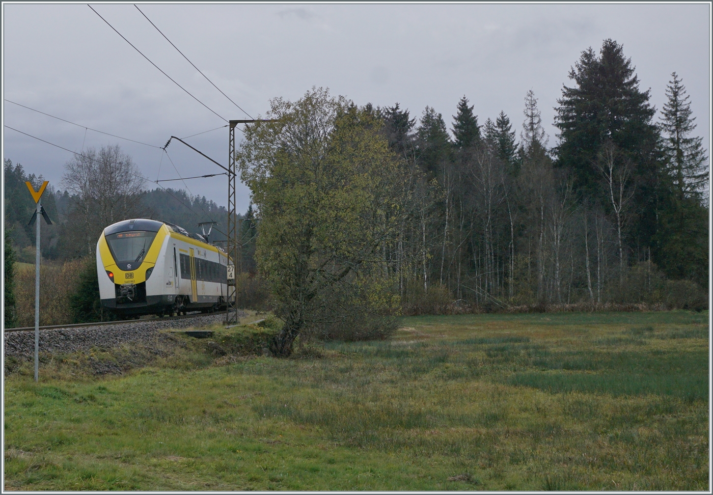 Noch ein weiteres Bild der beiden DB 1440 174 und 862, die als S 1 9618 von Seebrugg nach Breisach unterwegs sind. Auch hier bemerkenswert der noch aus Anfangszeit der Elektrifizierung stammende Fahrleitungsmast, der urspr�nglich mit 20000 Volt 50 Hertz gespiesenen Strecke.

14. November 2022