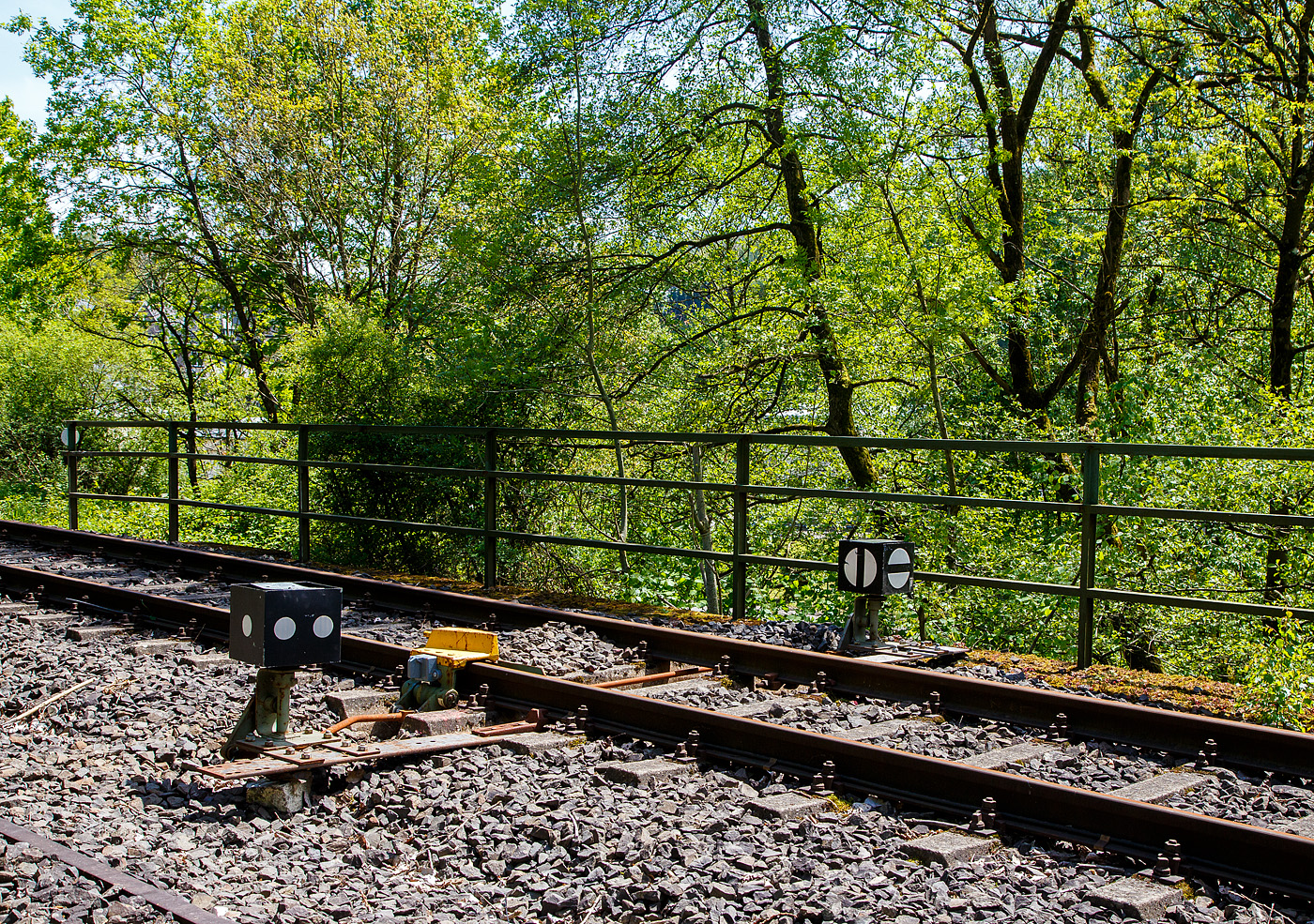 Noch ist die Gleissperre geschlossen...
Die Hellertalbahn (KBS 462 / Strecke 2651) bei km 88,4 in Herdorf nahe dem Hp Königsstollen am 19.05.2023. Die Triebzüge der RB 96 „Hellertalbahn“ enden z.Z. noch am Hp Königsstollen. Wenige Meter weiter im Einschnitt gab es am 23. Dezember 2022 einen Felssturz und  ein Triebwagen entgleiste, verletzt wurde zum Glück niemand. So ist die Strecke weiter nach Betzdorf (Sieg) seitdem gesperrt. Zur Hangsicherung sind aber nun auch auf der anderen Seite der Strecke nun die Netze montiert. So dürfte es nicht mehr lange dauern bis wieder durchgängig gefahren wird.