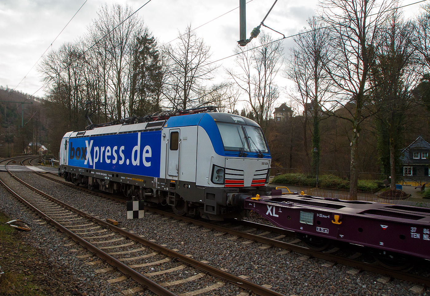 Nochmal als Nachschuss....
Die 193 834-9 (91 80 6193 834-9 D-BOXX) der boxXpress.de GmbH (Hamburg) fährt am 02.12.2021 mit einem Containerzug durch Kirchen/Sieg in Richtung Köln. Der Containerzug bestand aus Containertragwagen der Gattung Sggnss-xl der RailRelease B.V. (Rotterdam).

Die SIEMENS Vectron MS (Leistung 6,4 MW), wurde 2017 von Siemens Mobilitiy in München-Allach unter der Fabriknummer 22264 gebaut und an die boxXpress.de geliefert. Sie hat die Zulassungen für Deutschland, Österreich, Italien, die Schweiz und die Niederlande (D, A, I, CH, NL). 