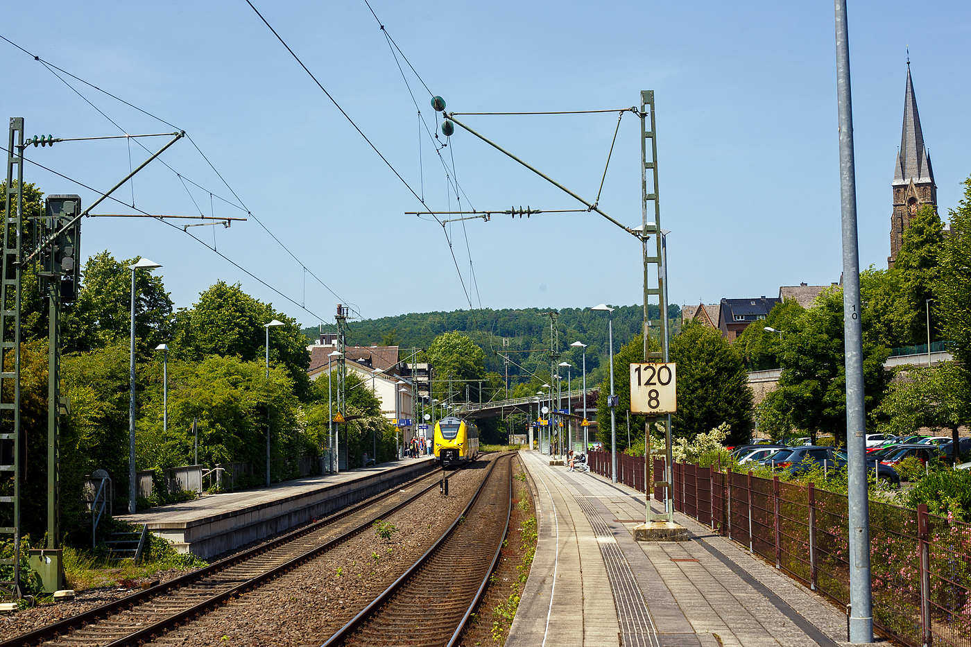 Normalerweise heißt es Dieselnetz Eifel-Westerwald-Sieg (Los 2), zudem auch die Linie RB 90  Westerwald-Sieg-Bahn  von Siegen über Betzdorf/Sieg, Au/Sieg, Altenkirchen/Westerwald und Westerburg nach Limburg/Lahn gehört. Bisher wurde die Verbindung nur mit Dieseltriebzügen der HLB vom Typ LINT 27 oder 41 gefahren. Aber die ca. 40 km lange Strecke zwischen Siegen und Au/Sieg ist elektrifiziert. Den weiteren ca. 78 km sind aber ohne Oberleitung. 

Nun wird aber auch hier elektrisch gefahren und zwar mit Hybridtriebzügen (E/Akku) vom Typ SIEMENS Mireo Plus B. Ein großer Fortschritt für den Klimaschutz am Westerwald.

Hier hat der HLB 563 801 / 563 901 (94 80 0563 801-0 D-HEB / 94 80 0563 901-8 D-HEB), ein zweiteiliger Hybridtriebzug (E/Akku) der BR 563 vom Typ SIEMENS Mireo Plus B der HLB (Hessische Landesbahn GmbH), am Freitag den 13 Juni 2025 den Bahnhof Kirchen/Sieg erreicht.