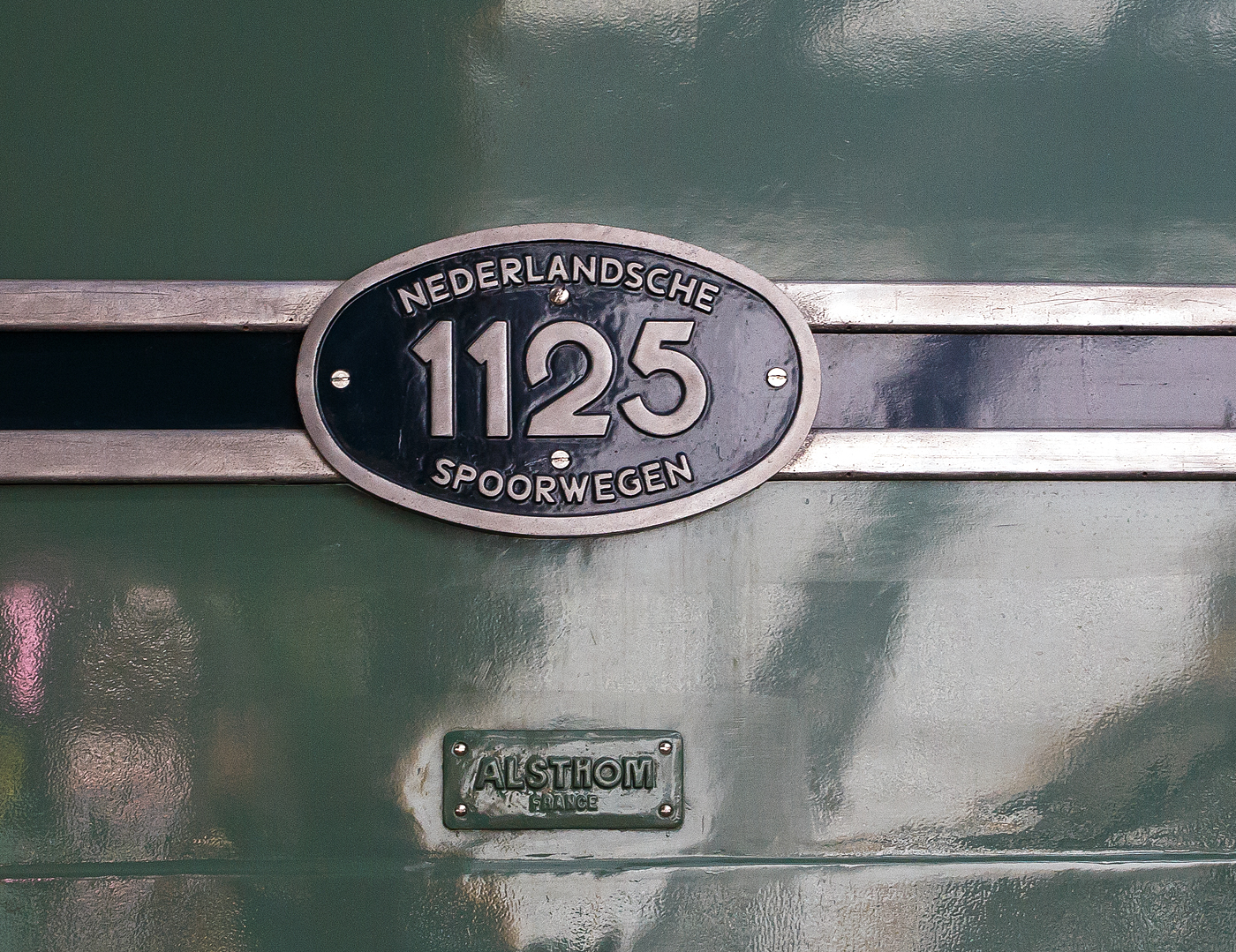 NS Nummerierungs- und Fabrikschild an der Elektrolokomotive NS 1125 der NS-Baureihe 1100 am 29 April 2025 im Het Spoorwegmuseum (bis 2005 NSM - Nederlands Spoorwegmuseum / Niederländischen Eisenbahnmuseum) in Utrecht im Bahnhof Maliebaanstation. 