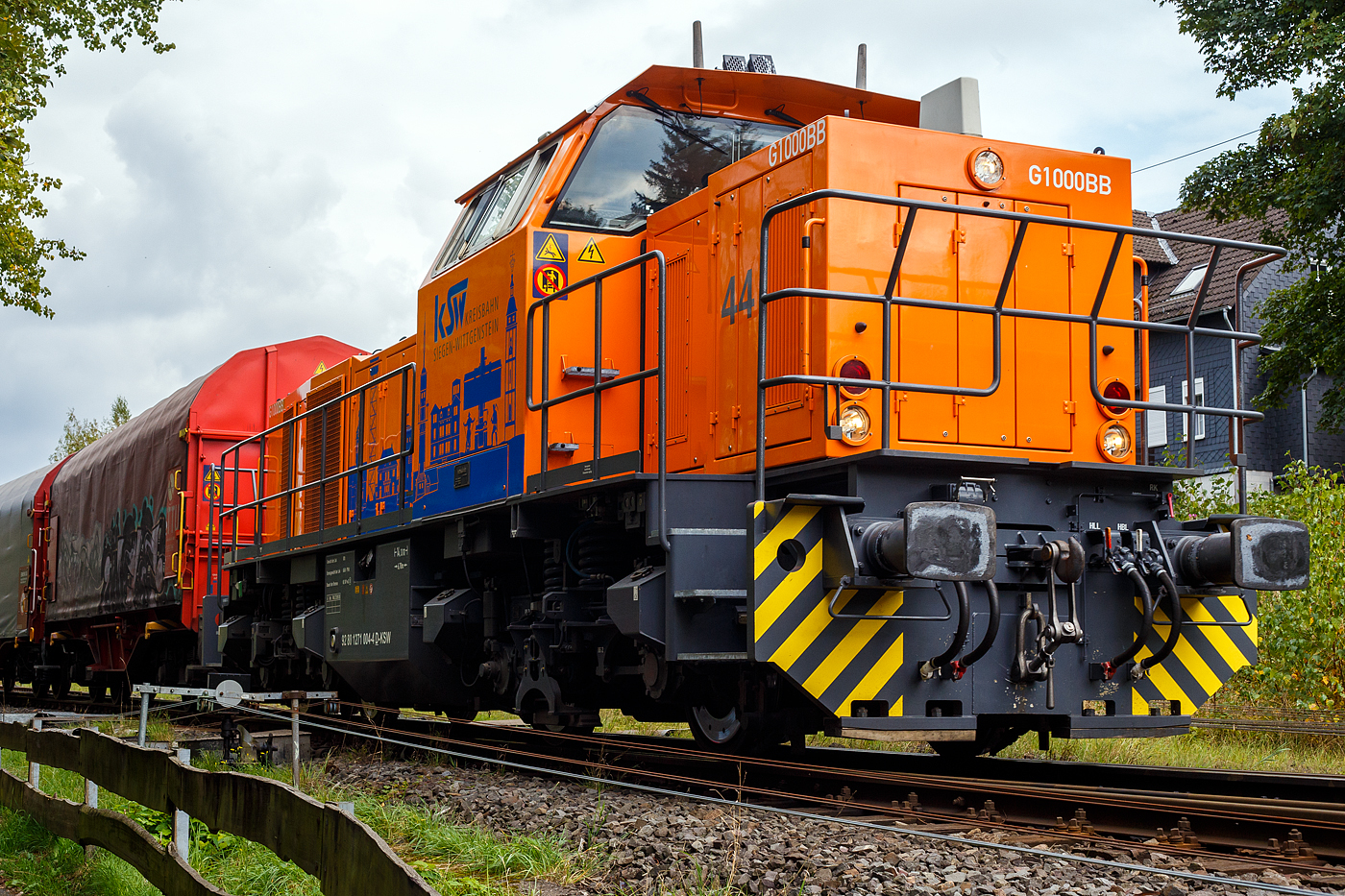 Nun fährt die KSW 44 (92 80 1271 004-4 D-KSW) eine MaK G 1000 BB der KSW (Kreisbahn Siegen-Wittgenstein), am 02 Oktober 2024 mit einem Übergabezug (leere Wagen), vom Rangierbahnhof der KSW Betriebsstätte FGE -Freien Grunder Eisenbahn in Herdorf auf die DB-Strecke „Hellertalbahn“ (KBS 462) Haiger - Herdorf – Betzdorf und beginn somit die Übergabefahrt via Betzdorf nach Kreuztal. 

Die Lok 44 wurde 2003 unter der Fabriknummer 1001462 bei Vossloh gebaut und am 05.01.2004 an die SK - Siegener Kreisbahn GmbH geliefert, welche ab Ende 2004 nun als Kreisbahn Siegen-Wittgenstein (KSW) firmiert.
