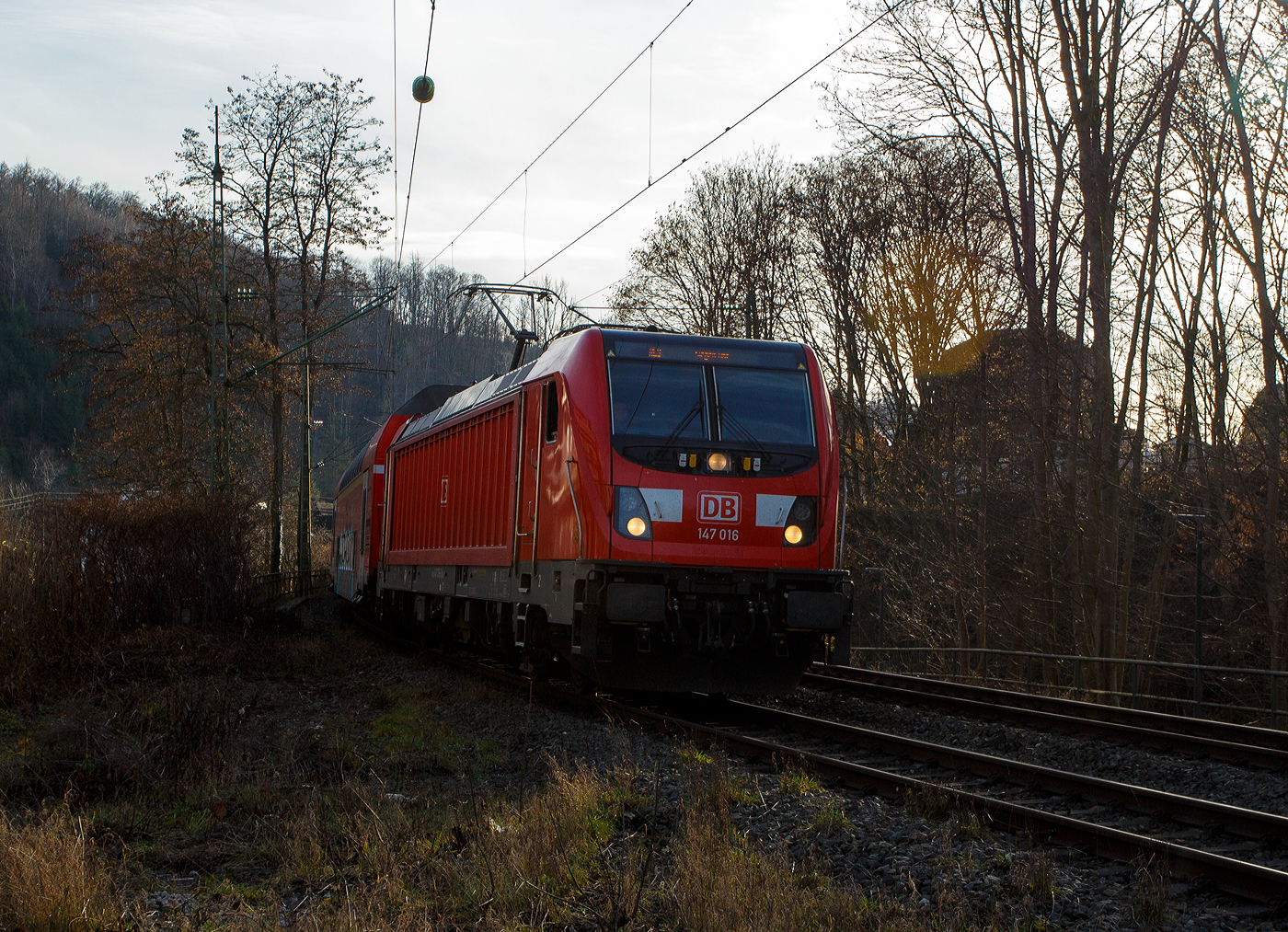 Nun haben die 147er (Traxx P160 AC3) auf der Siegstrecke Einzug gehalten....
Die 147 016 (91 80 6147 016-0 D-DB) der DB Regio NRW erreicht am 16. Dezember 2025, mit dem RE 9 (rsx - Rhein-Sieg-Express) Aachen - Köln – Siegen, gleich den Bahnhof Kirchen/Sieg. 

Die TRAXX P160 AC1 wurde 2016 von Bombardier in Kassel unter der Fabriknummer 35108 gebaut.

Die BR 147 ist eine Baureihe von Mehrzwecklokomotiven des Herstellers
Bombardier (Bombardier Traxx P160 AC3). Von ihnen wurden 20 Lokomotiven dieses Typs von DB Regio Baden-Württemberg bestellt und wurden 2017 ausgeliefert.

TECHNISCHE DATEN:
Spurweite: 1.435 (Normalspur) 
Achsformel: Bo’Bo’
Länge über Puffer: 18.900 mm 
Drehzapfenabstand:10.440 mm
Höhe: 4.283 mm
Breite: 2.977 mm 
Treibraddurchmesser:  1.250 mm (neu) / 1.170 mm (abgenutzt)
Dienstgewicht: 87 t
Dauerleistung: 5.600 kW (7.600 PS)
Höchstgeschwindigkeit: 160 km/h
Anfahrzugkraft:  300 kN
Antrieb: Hohlwellenantrieb (statt Tatzlager der BR 187)