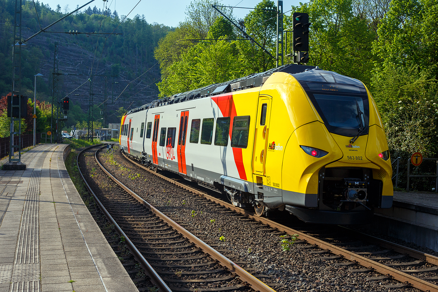 Nun hat er Hp 1 und kann nach Betzdorf weiterfahren. Einer der drei neuen zweiteiligen Hybridtriebzüge (E/Akku) der BR 563 vom Typ SIEMENS Mireo Plus B der HLB (Hessische Landesbahn GmbH). Der HLB 563 802 / 563 902 (94 80 0563 802-8 D-HEB / 94 80 0563 902-6 D-HEB) fährt am 02 Mai 2025 auf Leerfahrt durch den Bahnhof Kirchen/Sieg in Richtung Betzdorf. Der Triebzug fährt hier sogar im Batteriemodus, denn es kein Stromabnehmer angehoben.  

Der zweiteilige SIEMENS Mireo Plus B wurden 2024/25 von SIEMENS in Krefeld gebaut und im April 2025 an die HLB ausgeliefert