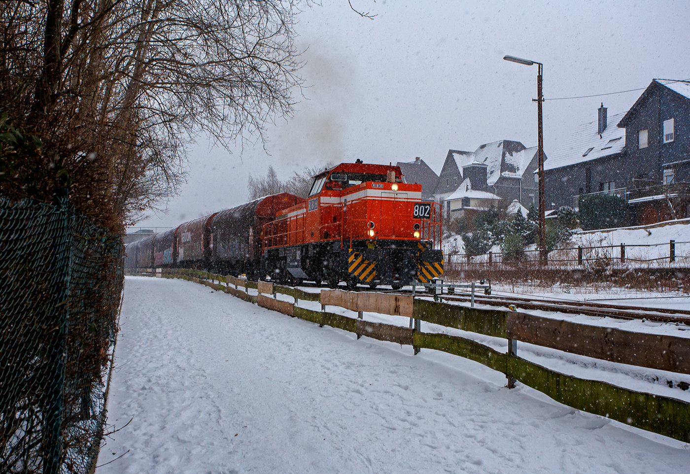 Nun hat es angefangen kräftig zu schneien, die HLB RB 96 „Hellertalbahn“ ist durch und die zurzeit an die KSW (Kreisbahn Siegen-Wittgenstein) vermietete RBH 802 „Ruhrpott Sprinter“ / 275 802-3 (98 80 0275 802-3 D-RBH), eine MaK G 1206 der RBH - RAG Bahn und Hafen GmbH (Gladbeck), kann die Fahrt mit einem Übergabegüterzug beginnen. Der Zug geht via Betzdorf/Sieg und Siegen zum Gbf der DB Cargo in Kreuztal.

Die MaK G 1206 wurde 1997 von der Siemens Schienenfahrzeugtechnik (SFT) in Kiel-Friedrichsort unter der Fabriknummer 1000901 gebaut und an die damalige RAG - Ruhrkohle AG, RAG Bahn- und Hafenbetriebe in Gladbeck als RAG 802 ausgeliefert. Sie war erst die zweite gebaute Lok der erfolgreichen Typs G 1206 aus dem 3. Typenprogramm. Im Jahr 2004 erfolgte die Umfirmierung der RAG in RAG Bahn und Hafen GmbH (RBH) und nach der Übernahme durch die DB Schenker Rail Deutschland AG (heute DB Cargo) erfolgte 2006 die Umfirmierung in RBH Logistics GmbH.